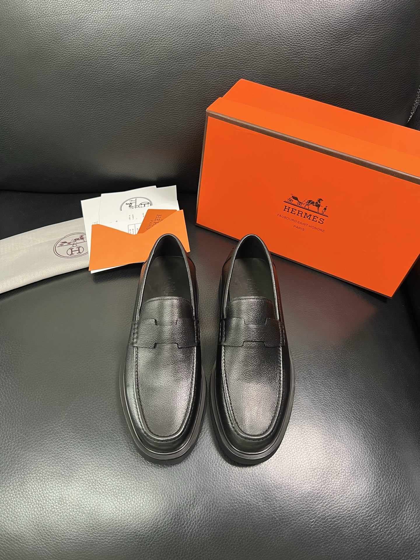 Hermes 顶级工艺品 爱马仕 专柜同步 原厂配置，意大利进口原版牛皮面料，透气舒适进口水染牛里垫，鞋