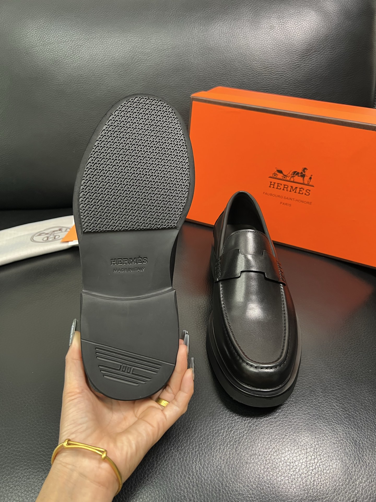 Hermes 顶级工艺品 爱马仕 专柜同步 原厂配置，意大利进口原版牛皮面料，透气舒适进口水染牛里垫，鞋
