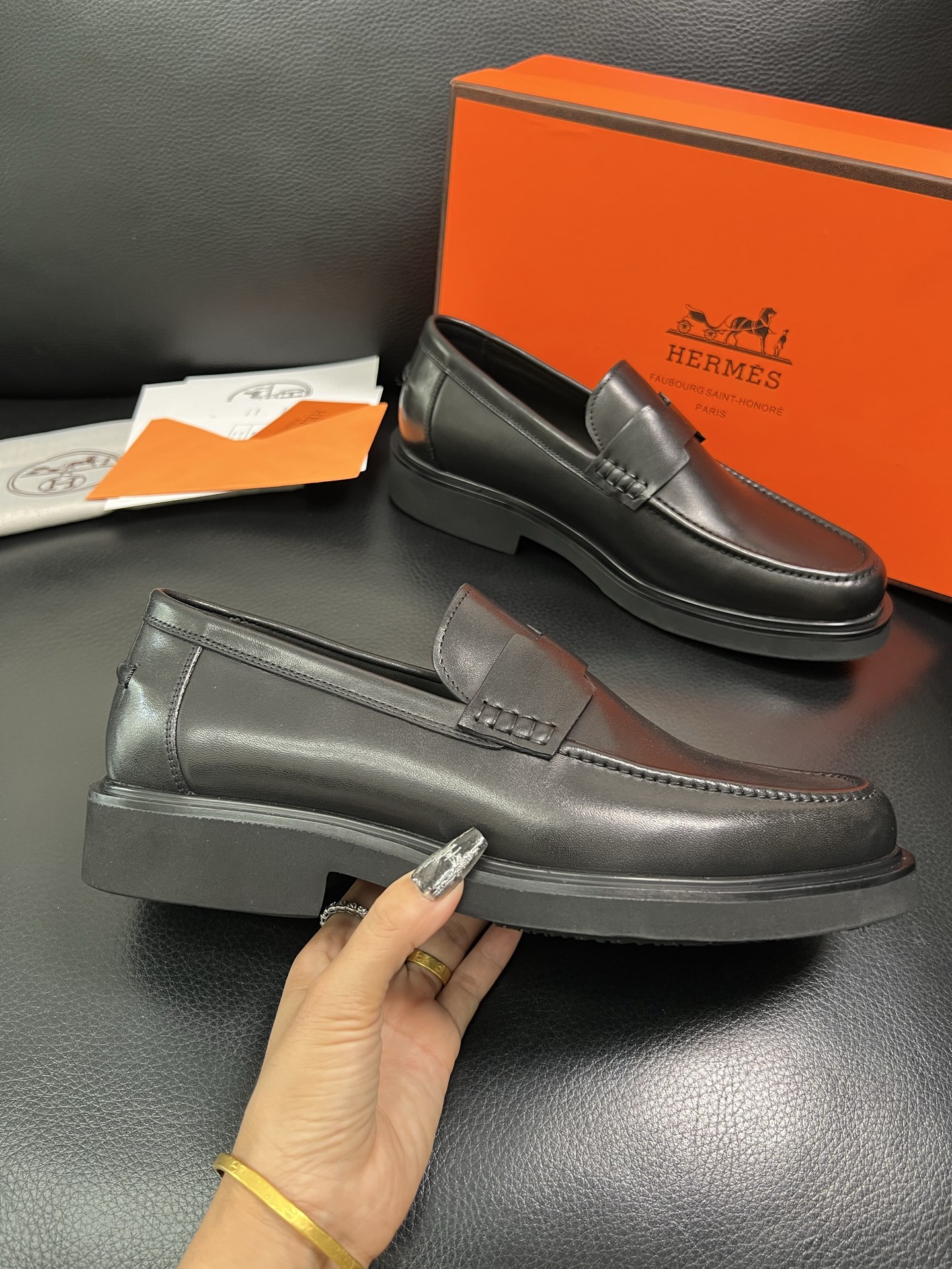 Hermes 顶级工艺品 爱马仕 专柜同步 原厂配置，意大利进口原版牛皮面料，透气舒适进口水染牛里垫，鞋