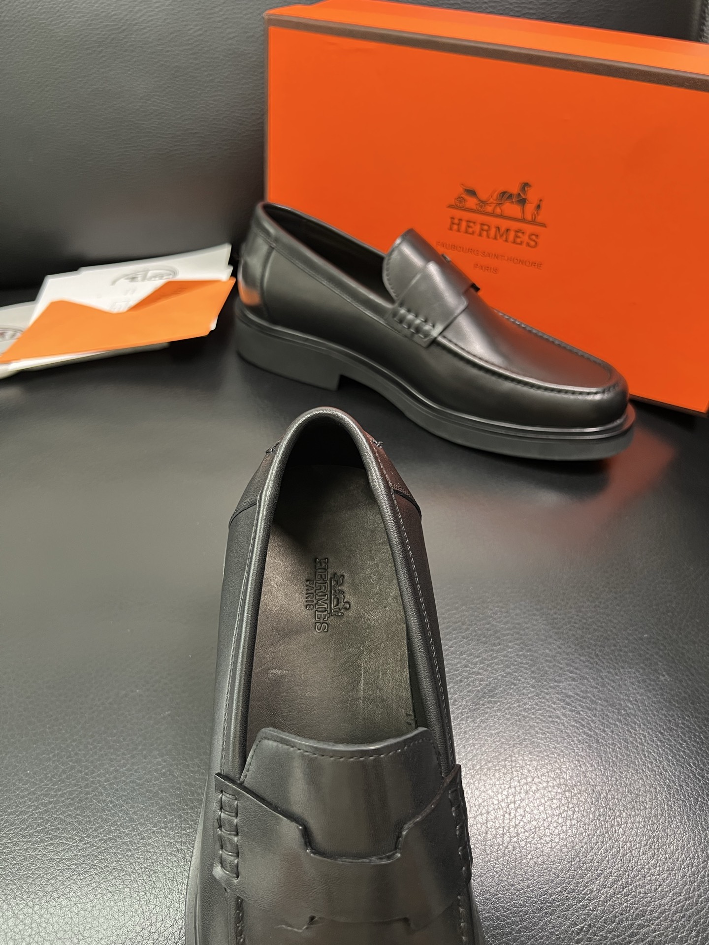 Hermes 顶级工艺品 爱马仕 专柜同步 原厂配置，意大利进口原版牛皮面料，透气舒适进口水染牛里垫，鞋