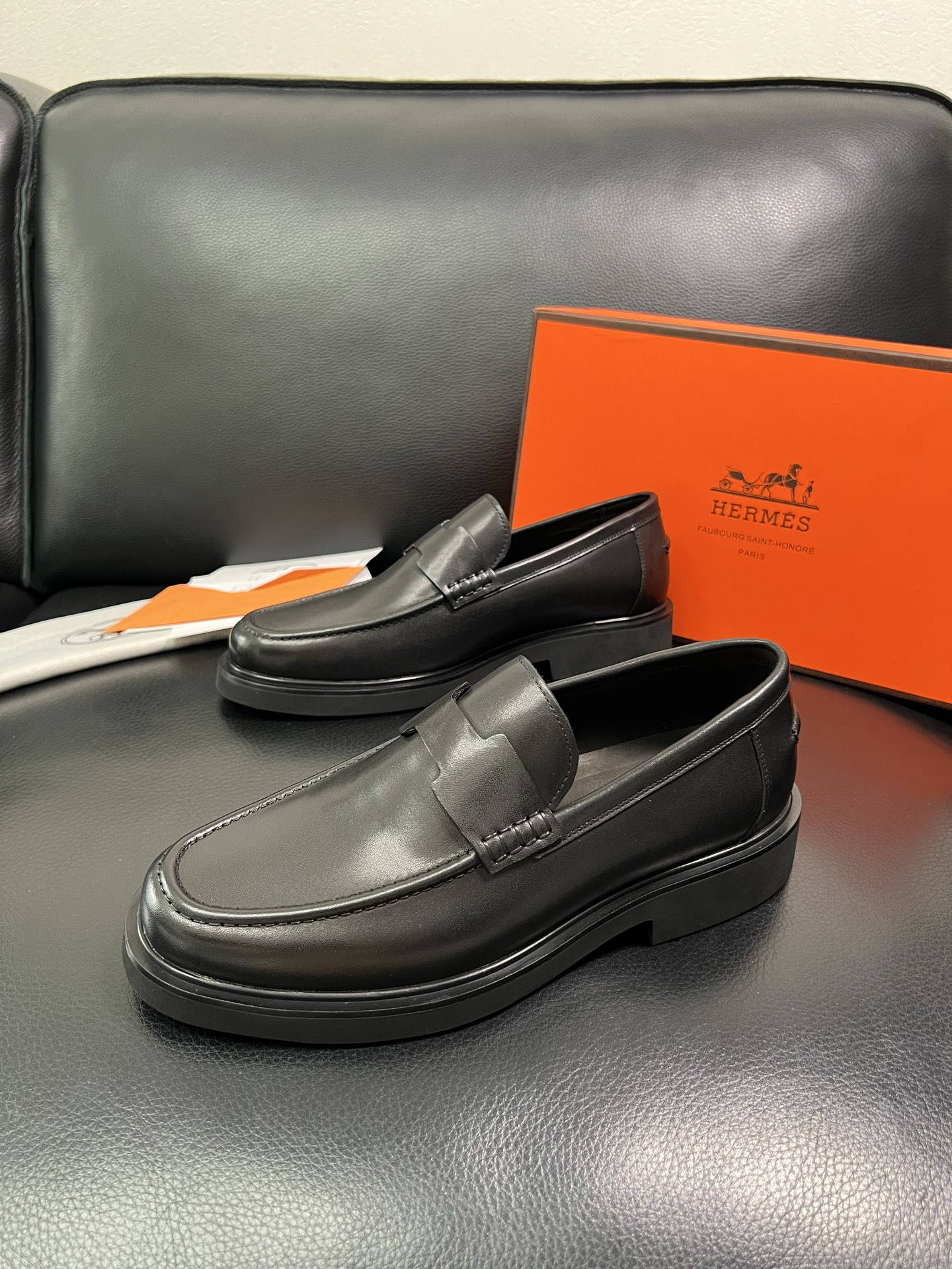 Hermes 顶级工艺品 爱马仕 专柜同步 原厂配置，意大利进口原版牛皮面料，透气舒适进口水染牛里垫，鞋
