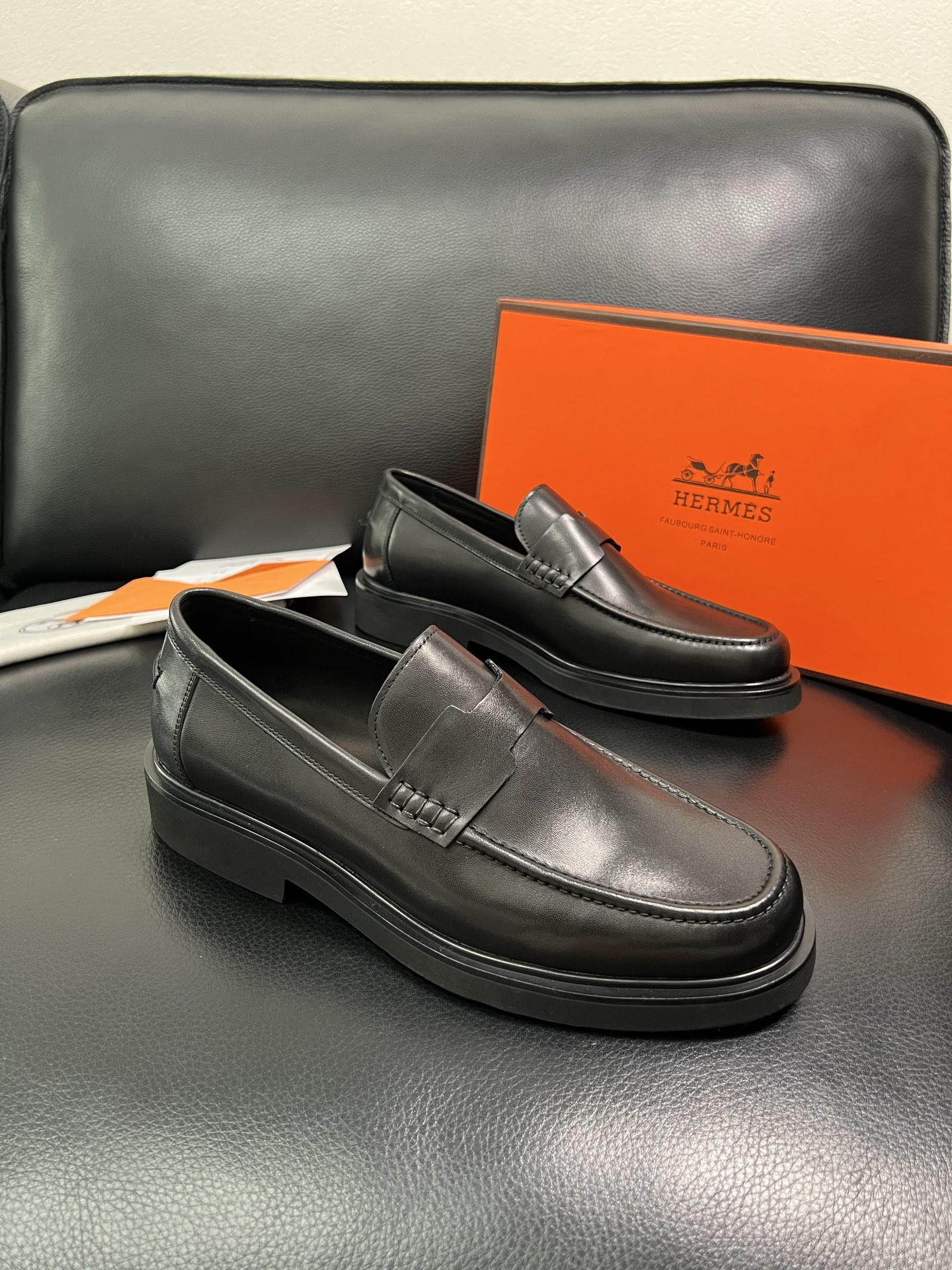 Hermes 顶级工艺品 爱马仕 专柜同步 原厂配置，意大利进口原版牛皮面料，透气舒适进口水染牛里垫，鞋