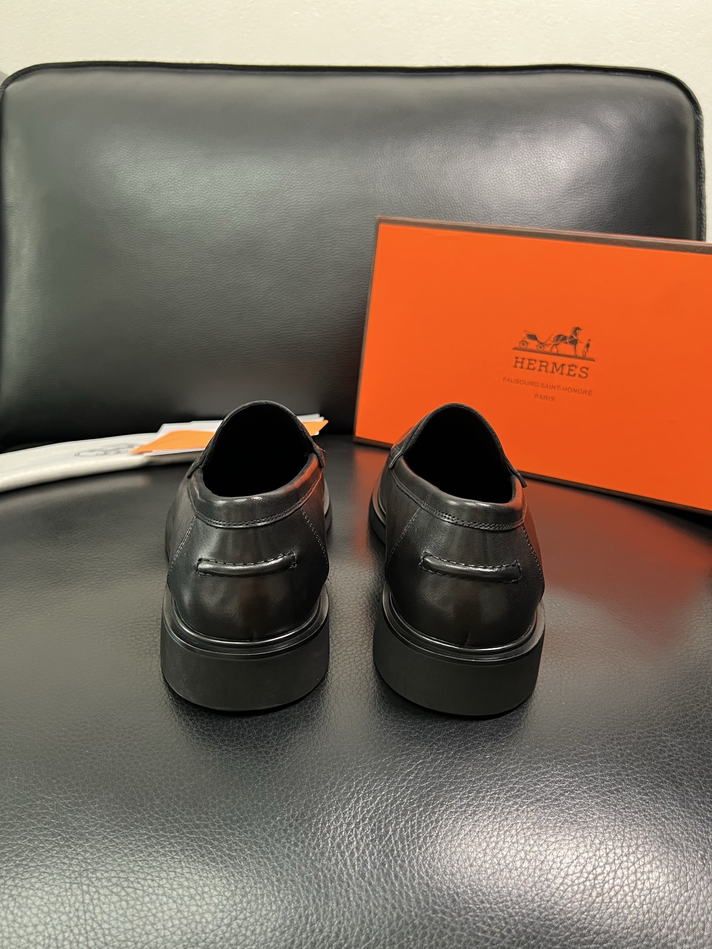 Hermes 顶级工艺品 爱马仕 专柜同步 原厂配置，意大利进口原版牛皮面料，透气舒适进口水染牛里垫，鞋