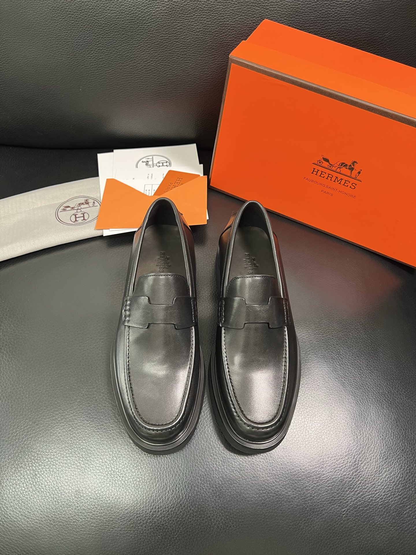 Hermes 顶级工艺品 爱马仕 专柜同步 原厂配置，意大利进口原版牛皮面料，透气舒适进口水染牛里垫，鞋