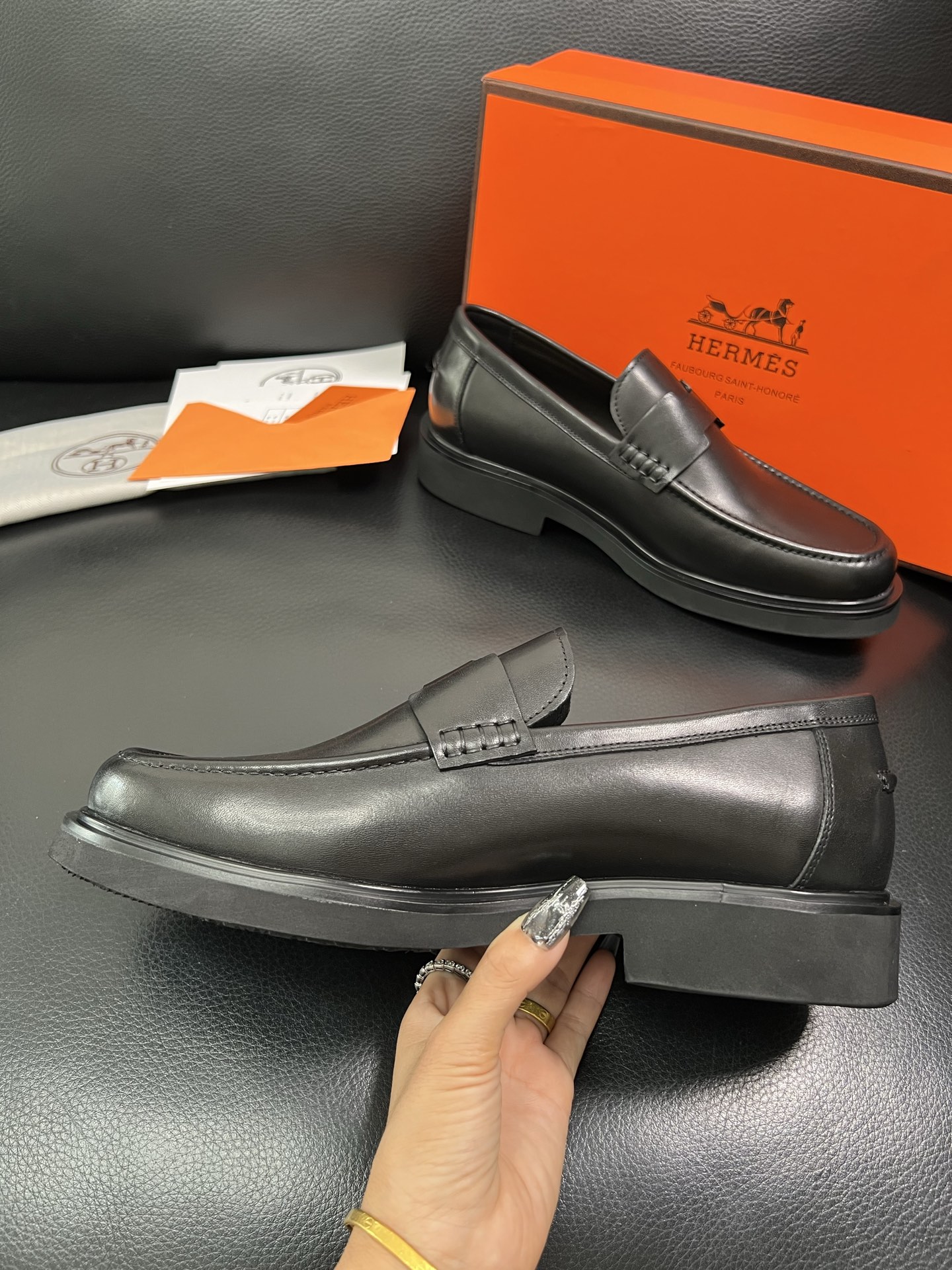 Hermes 顶级工艺品 爱马仕 专柜同步 原厂配置，意大利进口原版牛皮面料，透气舒适进口水染牛里垫，鞋