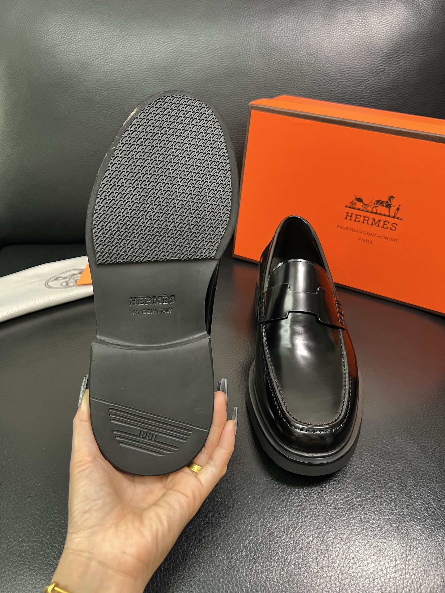 Hermes 顶级工艺品 爱马仕 专柜同步 原厂配置，意大利进口原版牛皮面料，透气舒适进口水染牛里垫，鞋