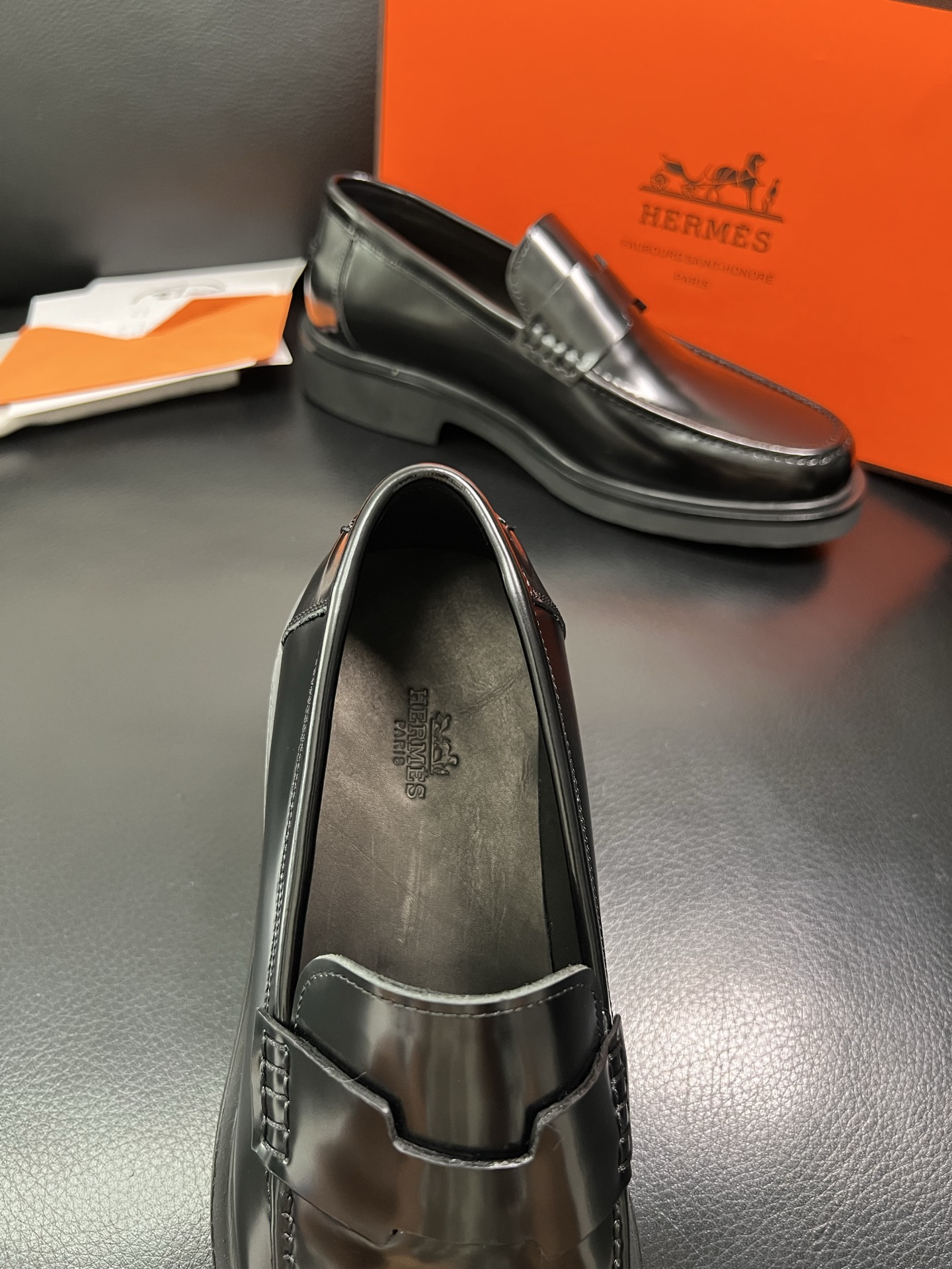 Hermes 顶级工艺品 爱马仕 专柜同步 原厂配置，意大利进口原版牛皮面料，透气舒适进口水染牛里垫，鞋