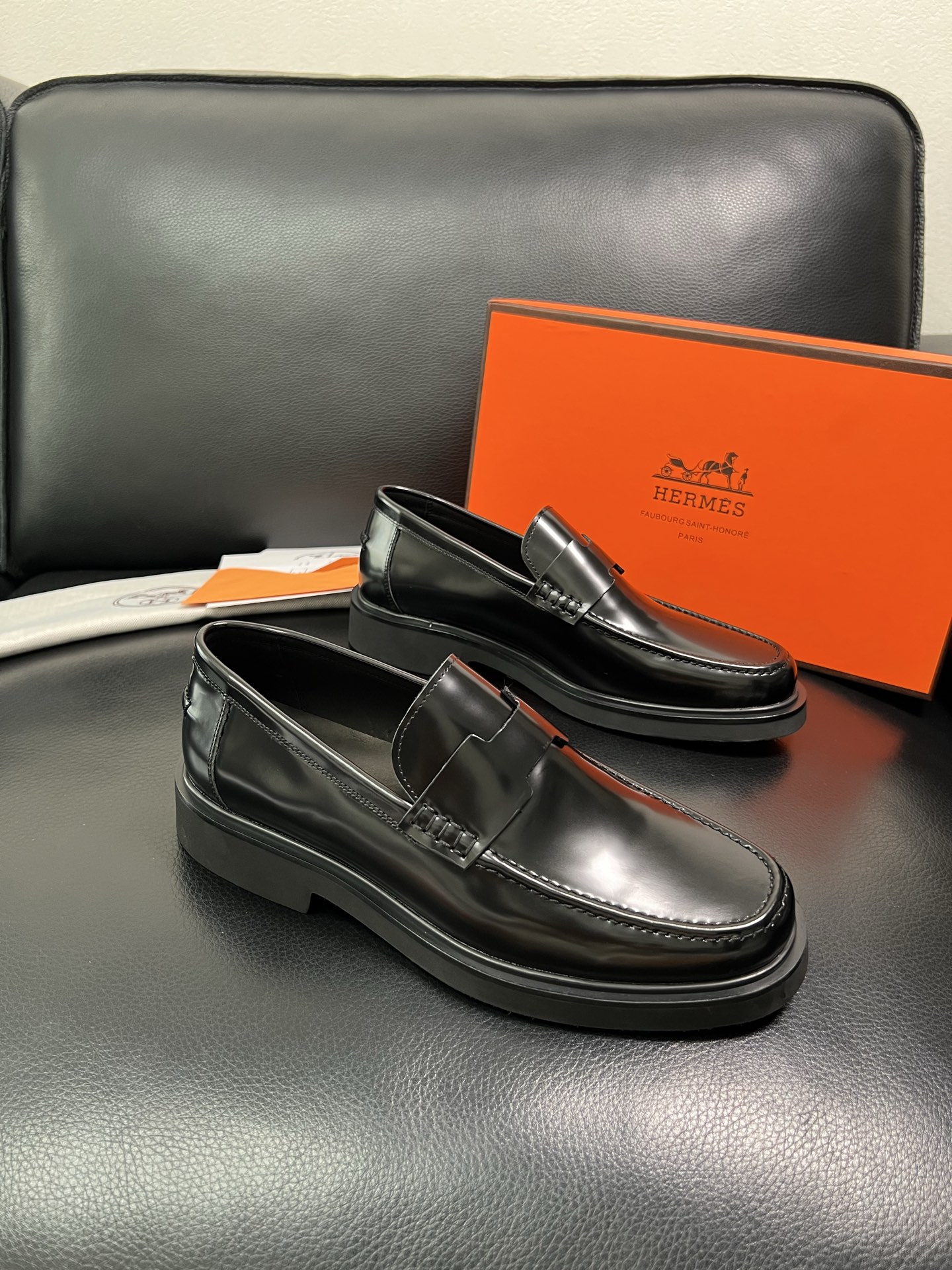 Hermes 顶级工艺品 爱马仕 专柜同步 原厂配置，意大利进口原版牛皮面料，透气舒适进口水染牛里垫，鞋