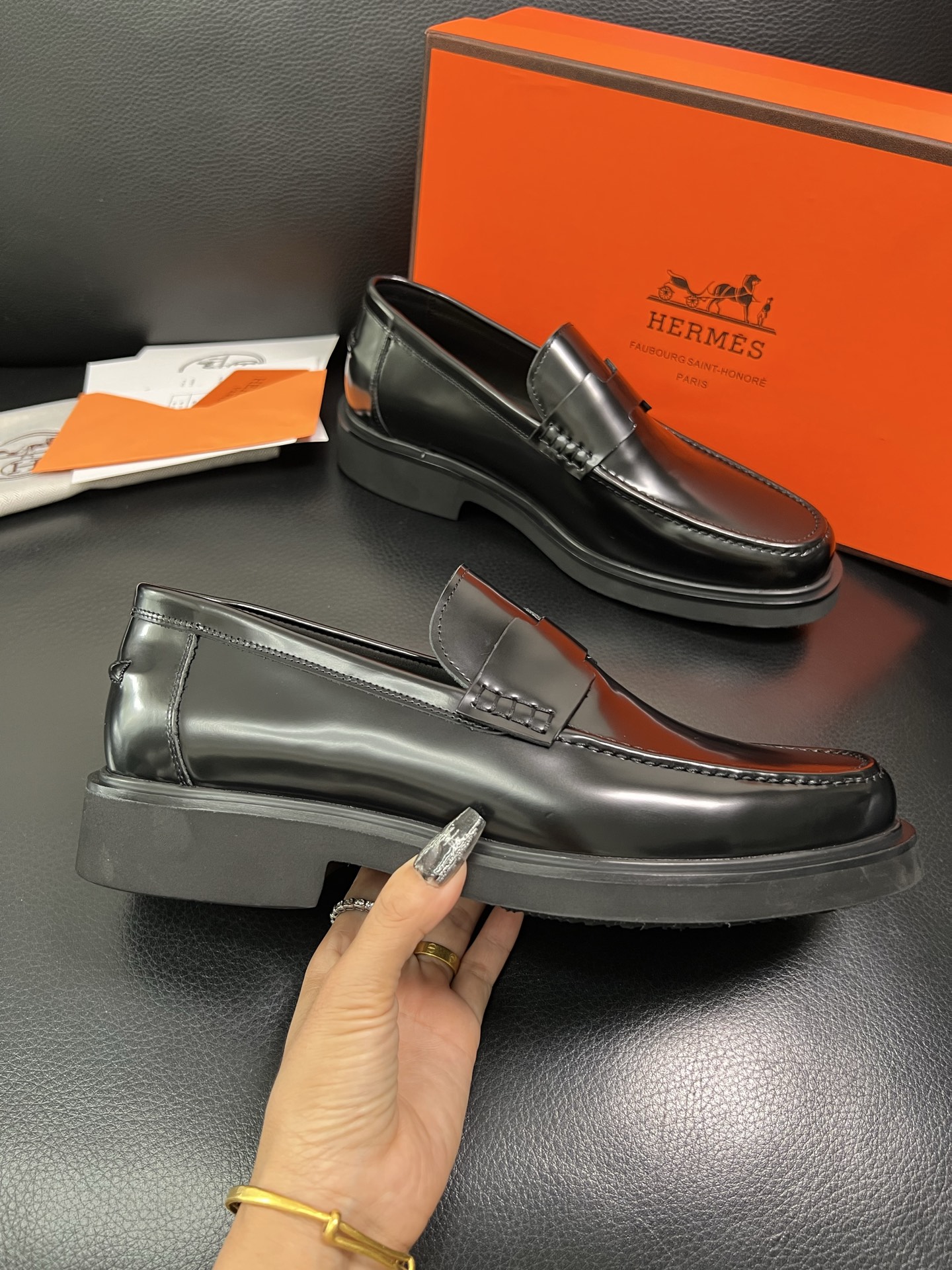 Hermes 顶级工艺品 爱马仕 专柜同步 原厂配置，意大利进口原版牛皮面料，透气舒适进口水染牛里垫，鞋