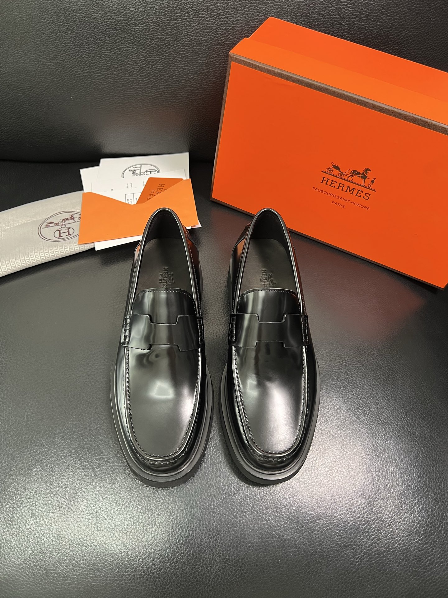 Hermes 顶级工艺品 爱马仕 专柜同步 原厂配置，意大利进口原版牛皮面料，透气舒适进口水染牛里垫，鞋