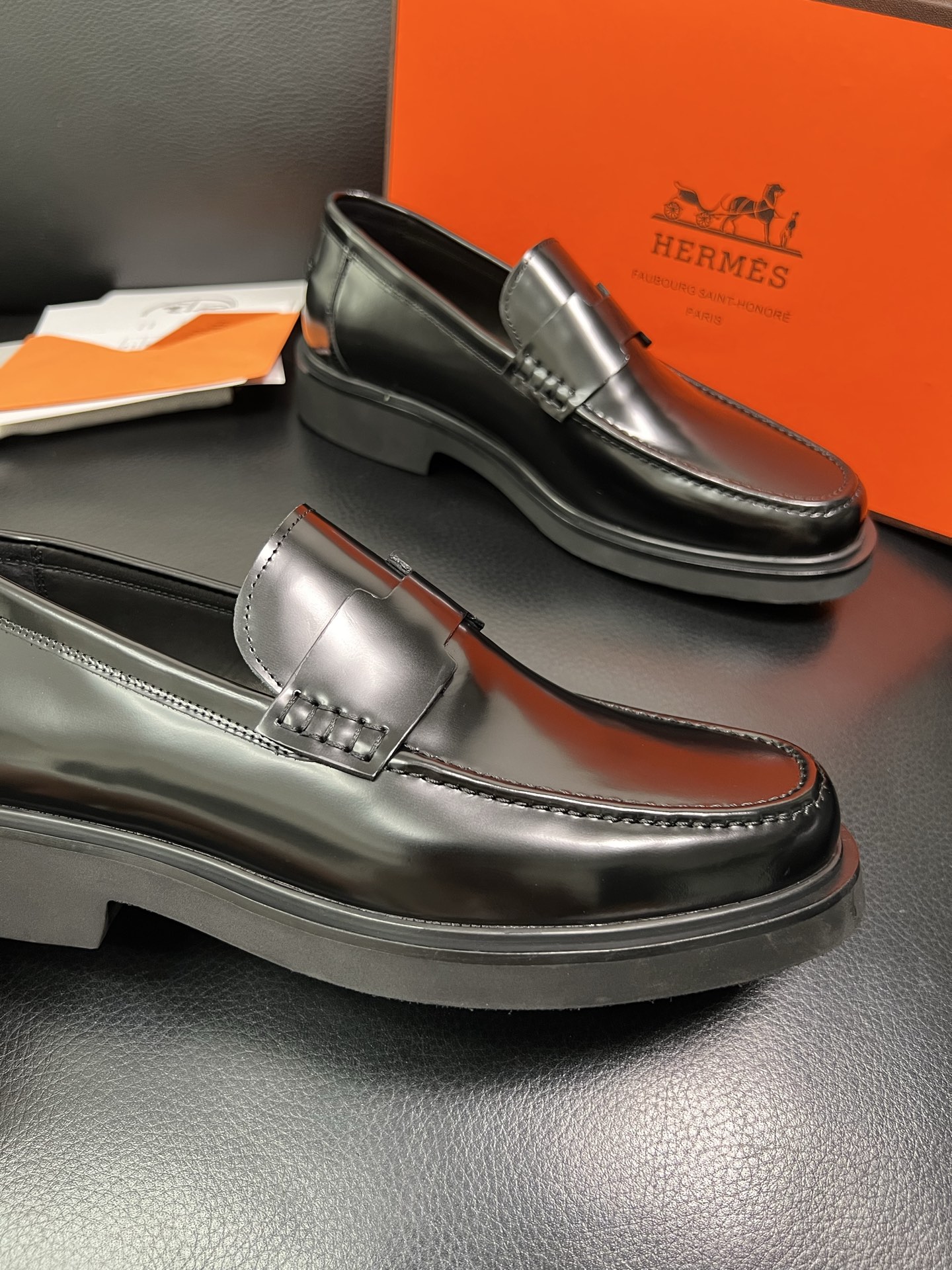 Hermes 顶级工艺品 爱马仕 专柜同步 原厂配置，意大利进口原版牛皮面料，透气舒适进口水染牛里垫，鞋