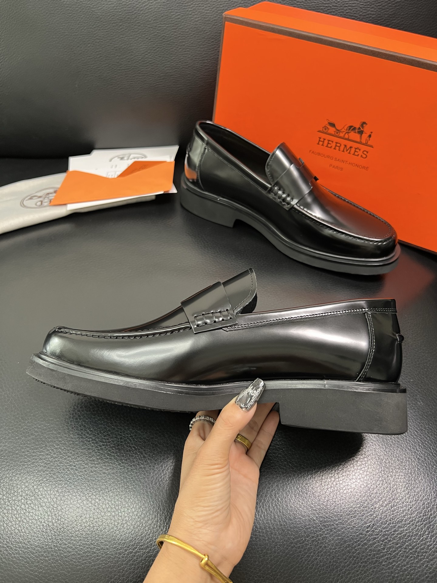 Hermes 顶级工艺品 爱马仕 专柜同步 原厂配置，意大利进口原版牛皮面料，透气舒适进口水染牛里垫，鞋