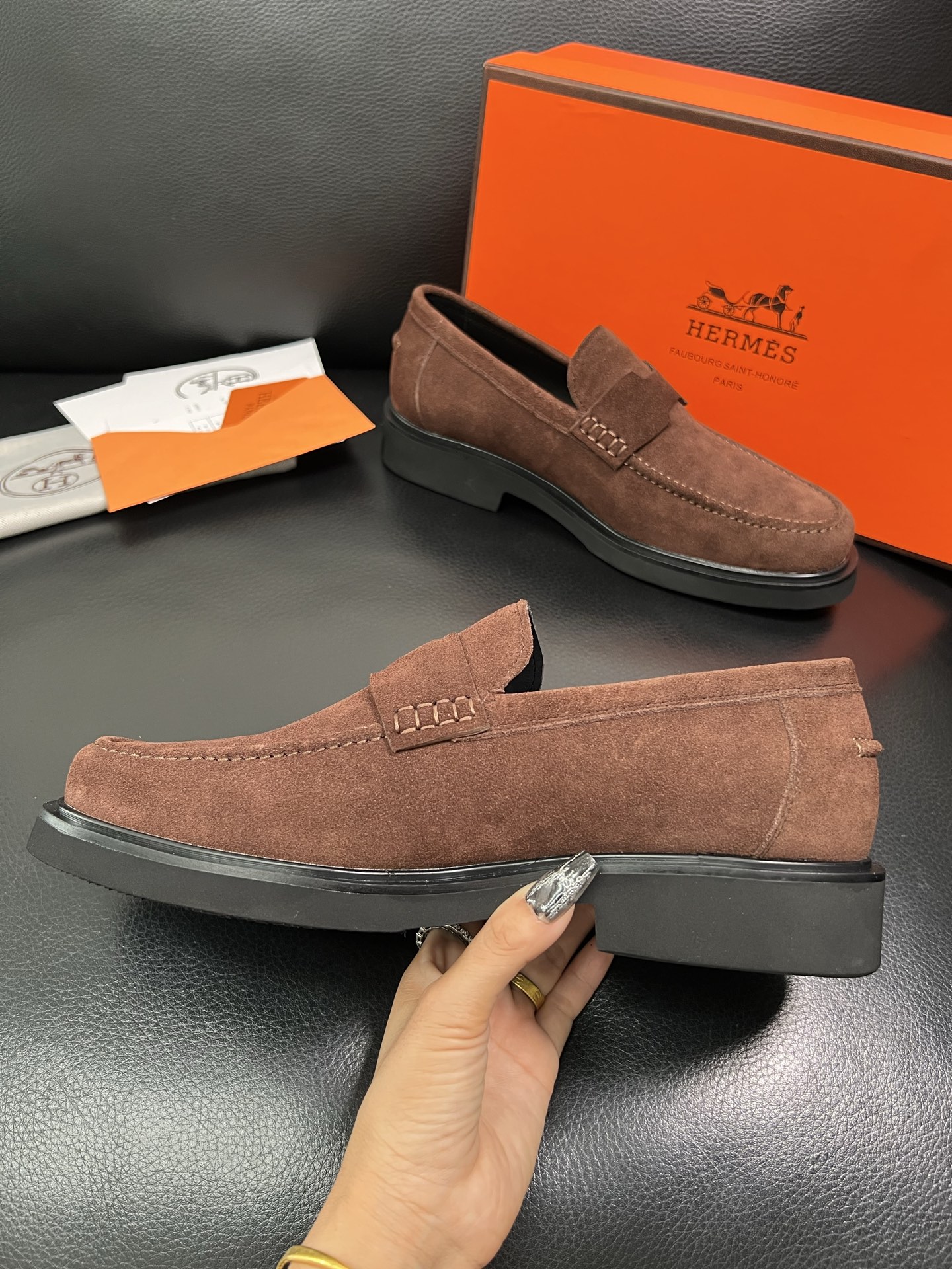 Hermes 顶级工艺品 爱马仕 专柜同步 原厂配置，意大利进口原版牛皮面料，透气舒适进口水染牛里垫，鞋