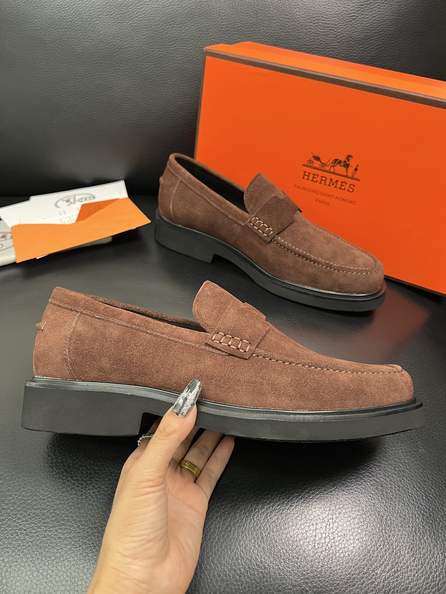 Hermes 顶级工艺品 爱马仕 专柜同步 原厂配置，意大利进口原版牛皮面料，透气舒适进口水染牛里垫，鞋