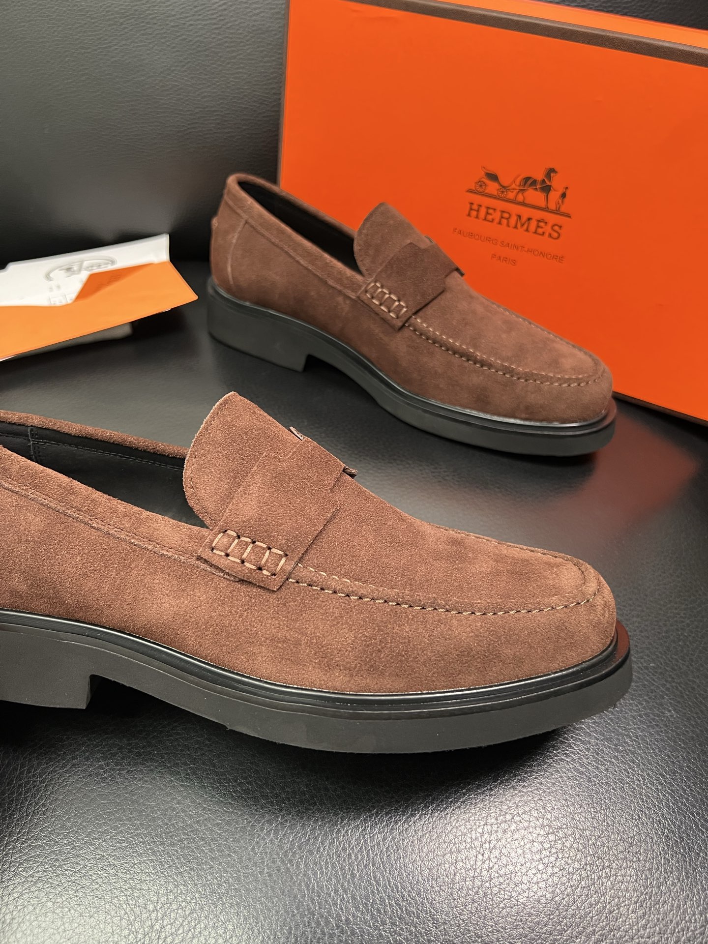 Hermes 顶级工艺品 爱马仕 专柜同步 原厂配置，意大利进口原版牛皮面料，透气舒适进口水染牛里垫，鞋