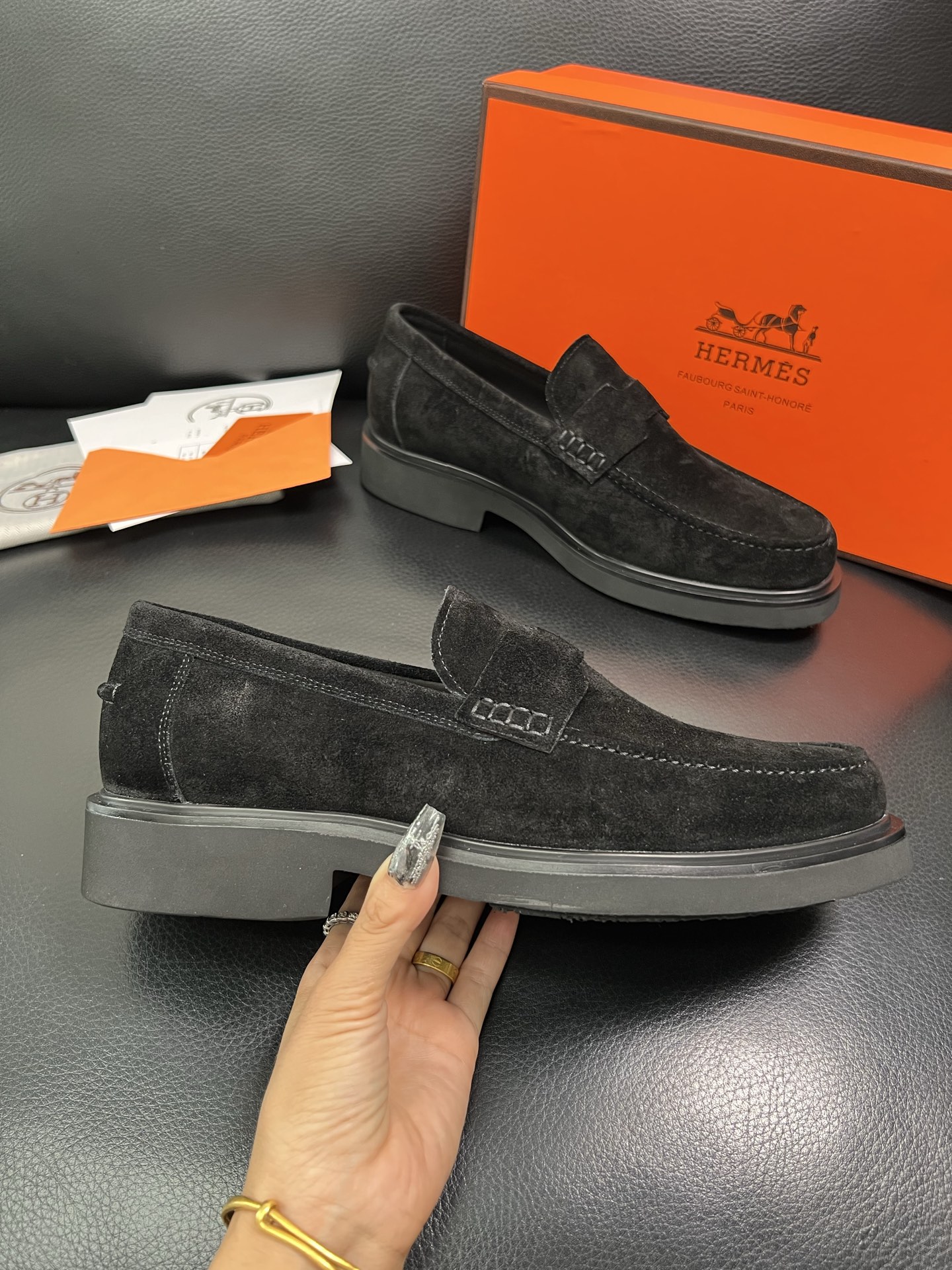 Hermes 顶级工艺品 爱马仕 专柜同步 原厂配置，意大利进口原版牛皮面料，透气舒适进口水染牛里垫，鞋
