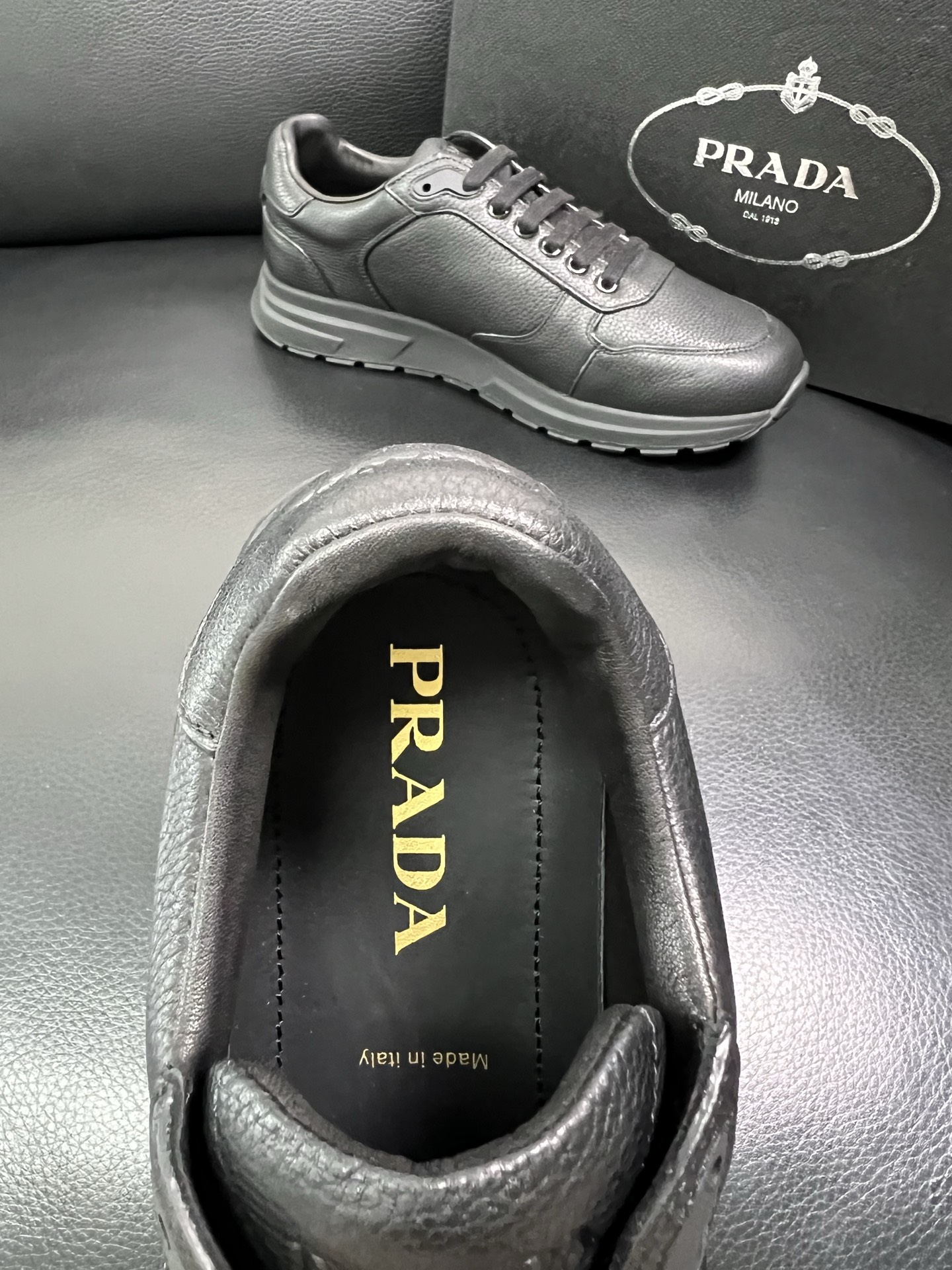 Prada 顶级工艺品，普拉达 专柜同步，原厂配置意大利进口牛皮面料，进口牛皮内里垫，透气舒适，鞋底：原