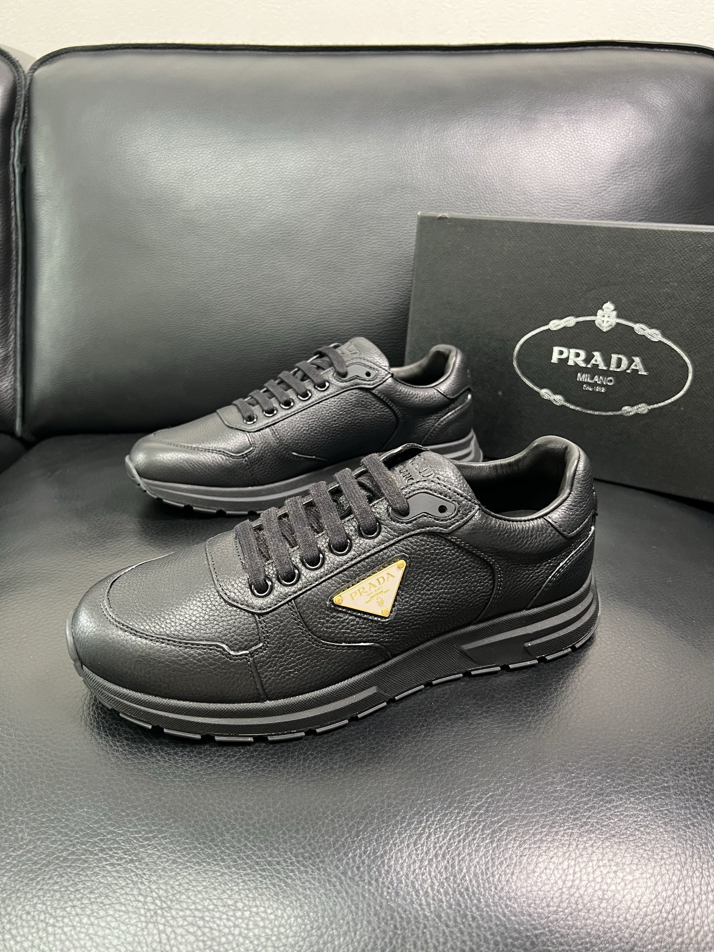 Prada 顶级工艺品，普拉达 专柜同步，原厂配置意大利进口牛皮面料，进口牛皮内里垫，透气舒适，鞋底：原