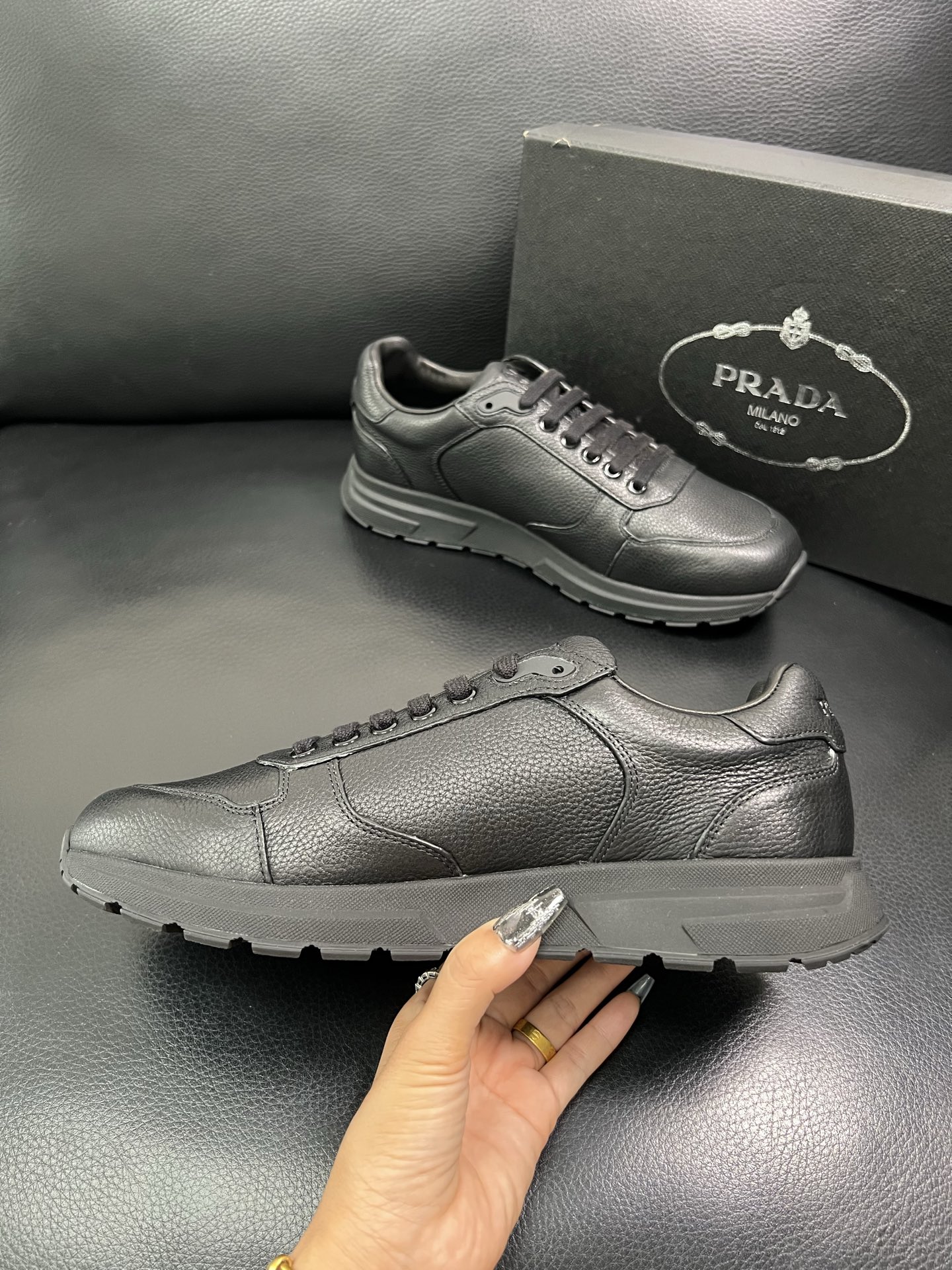Prada 顶级工艺品，普拉达 专柜同步，原厂配置意大利进口牛皮面料，进口牛皮内里垫，透气舒适，鞋底：原