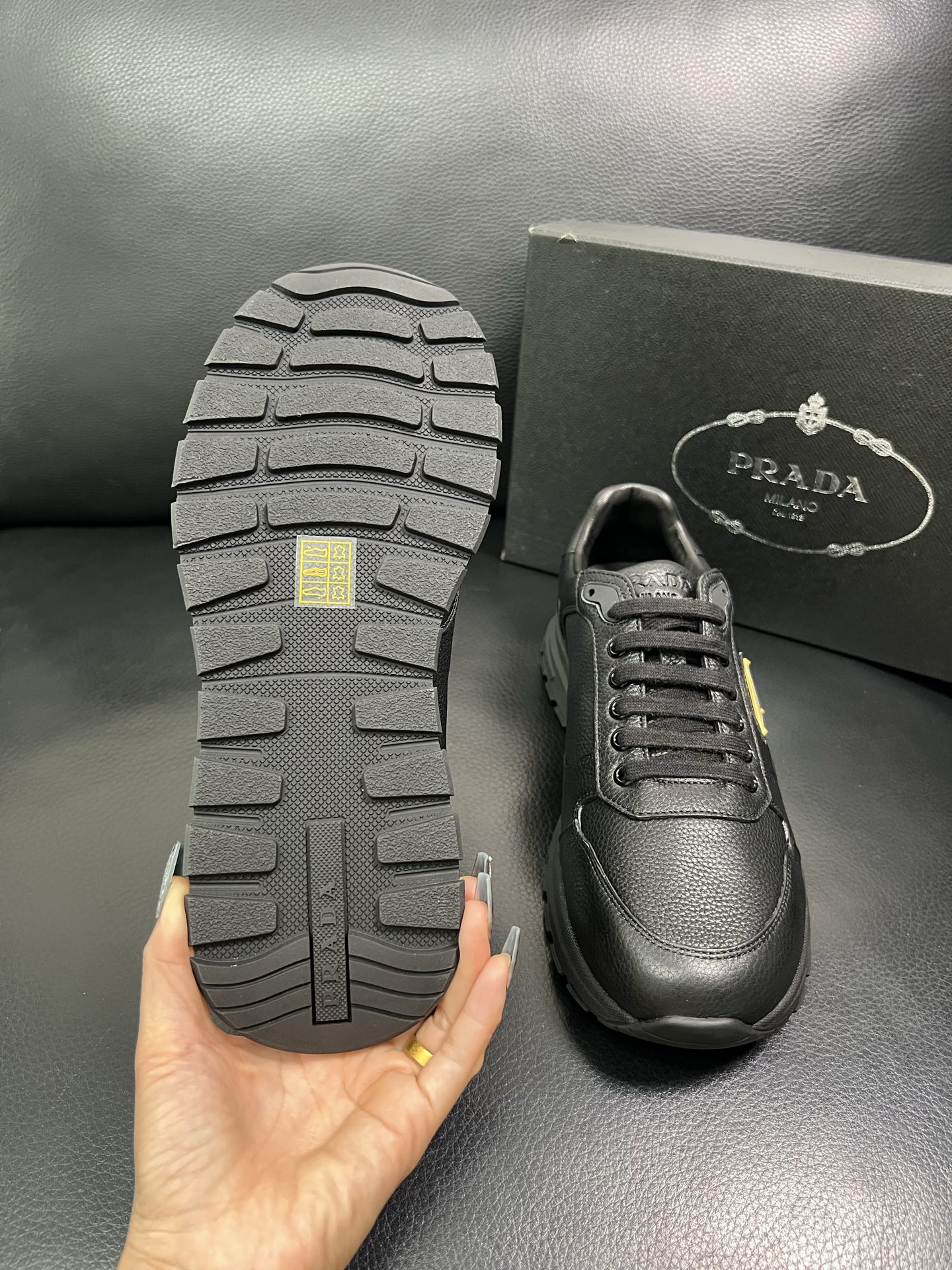 Prada 顶级工艺品，普拉达 专柜同步，原厂配置意大利进口牛皮面料，进口牛皮内里垫，透气舒适，鞋底：原