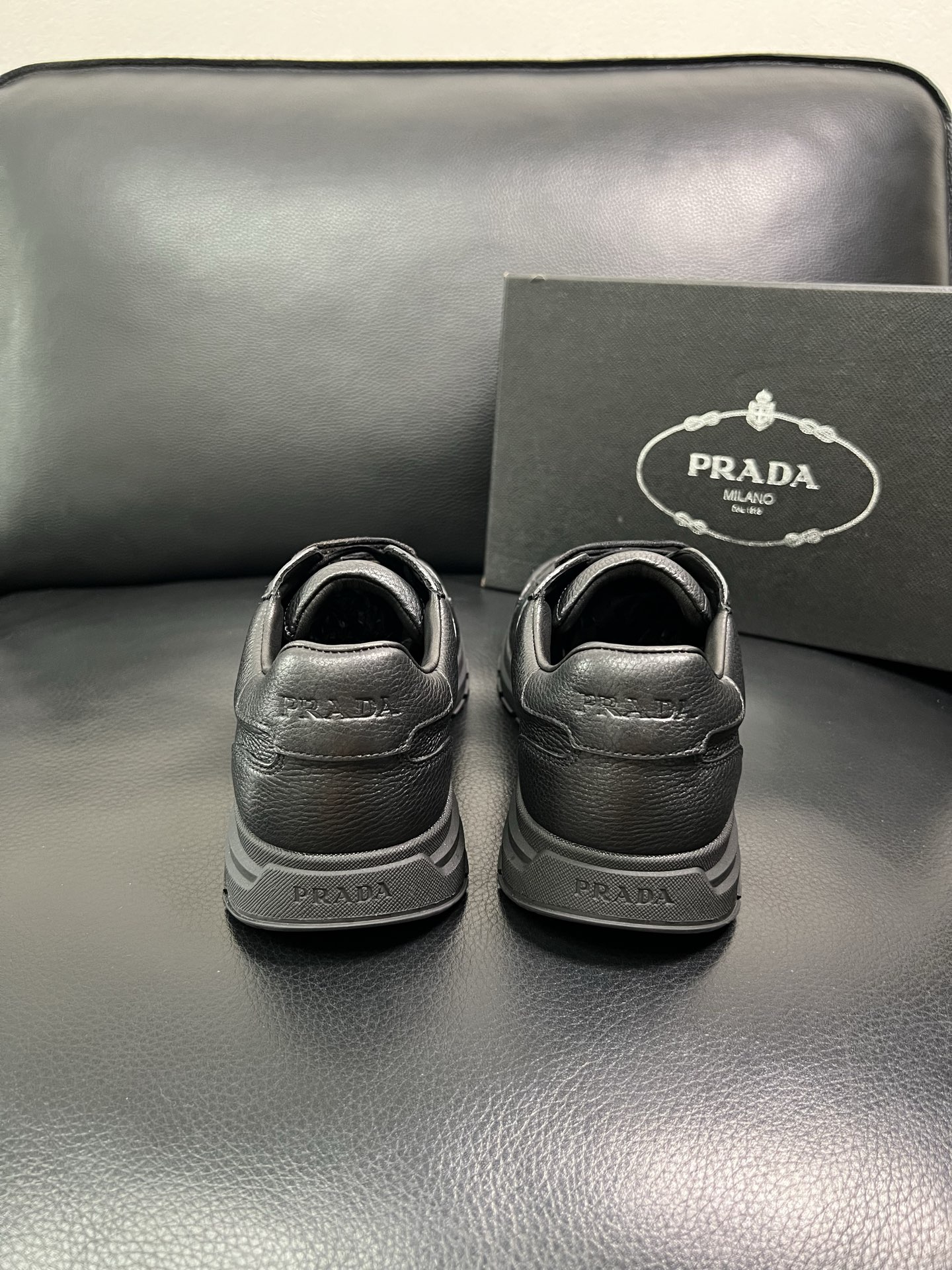 Prada 顶级工艺品，普拉达 专柜同步，原厂配置意大利进口牛皮面料，进口牛皮内里垫，透气舒适，鞋底：原