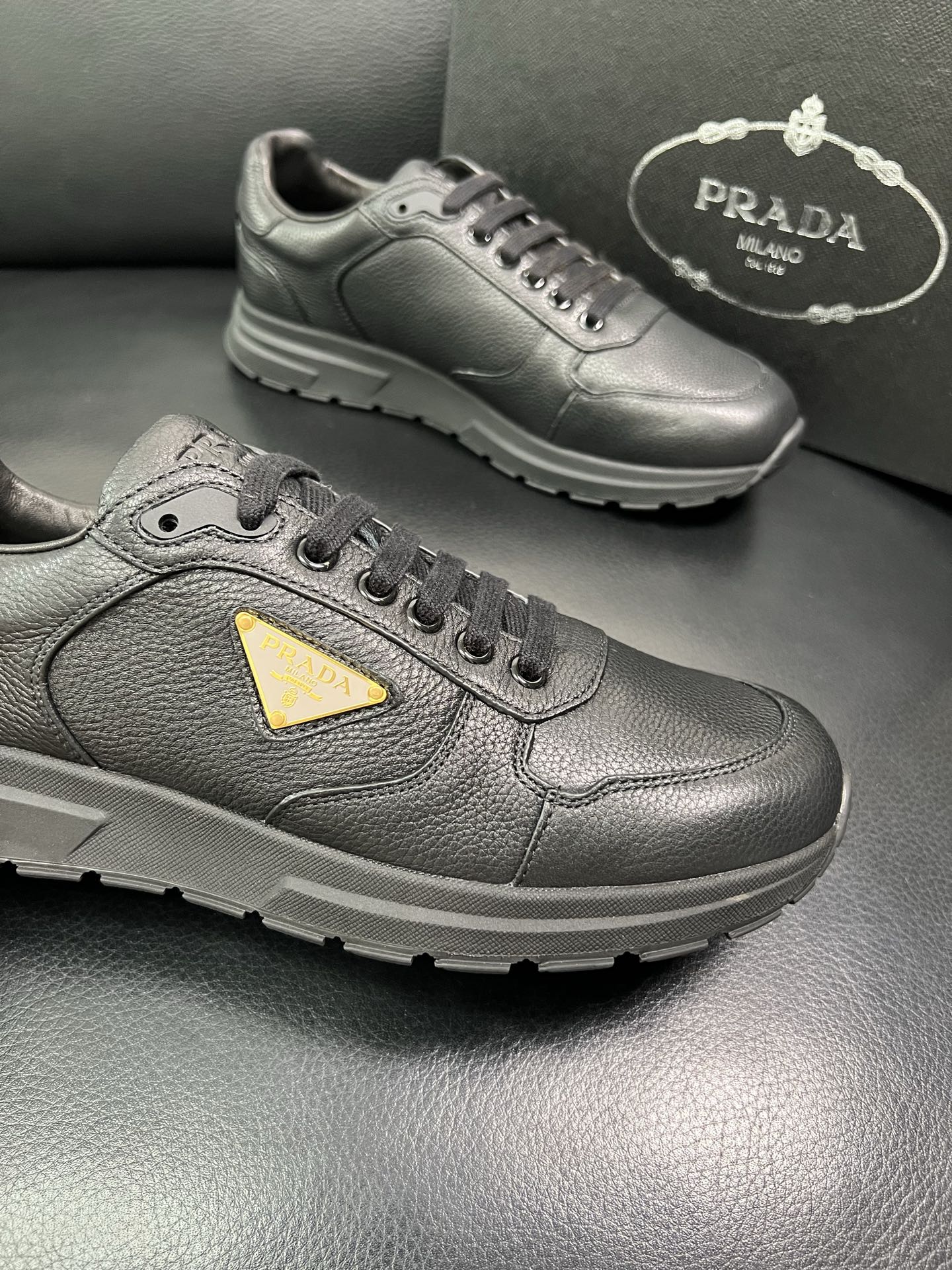 Prada 顶级工艺品，普拉达 专柜同步，原厂配置意大利进口牛皮面料，进口牛皮内里垫，透气舒适，鞋底：原