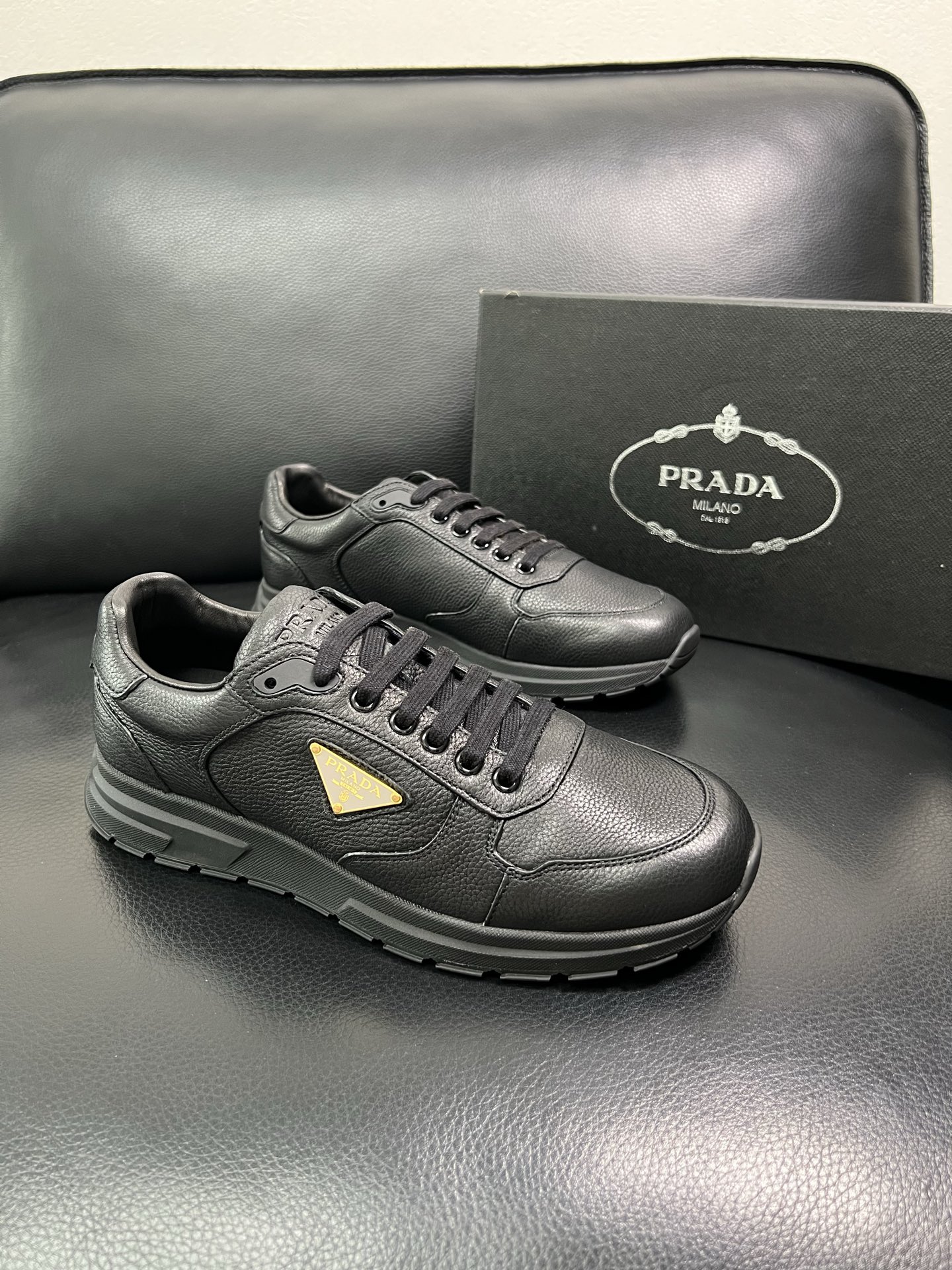 Prada 顶级工艺品，普拉达 专柜同步，原厂配置意大利进口牛皮面料，进口牛皮内里垫，透气舒适，鞋底：原