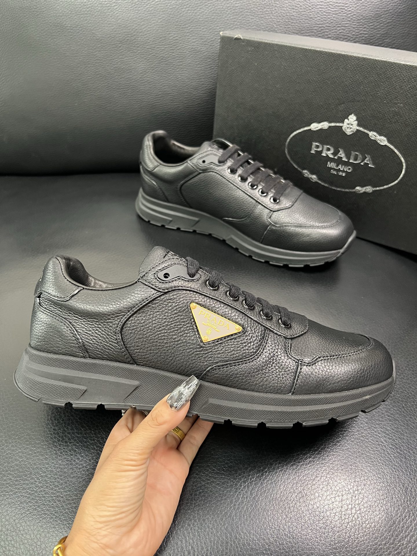 Prada 顶级工艺品，普拉达 专柜同步，原厂配置意大利进口牛皮面料，进口牛皮内里垫，透气舒适，鞋底：原