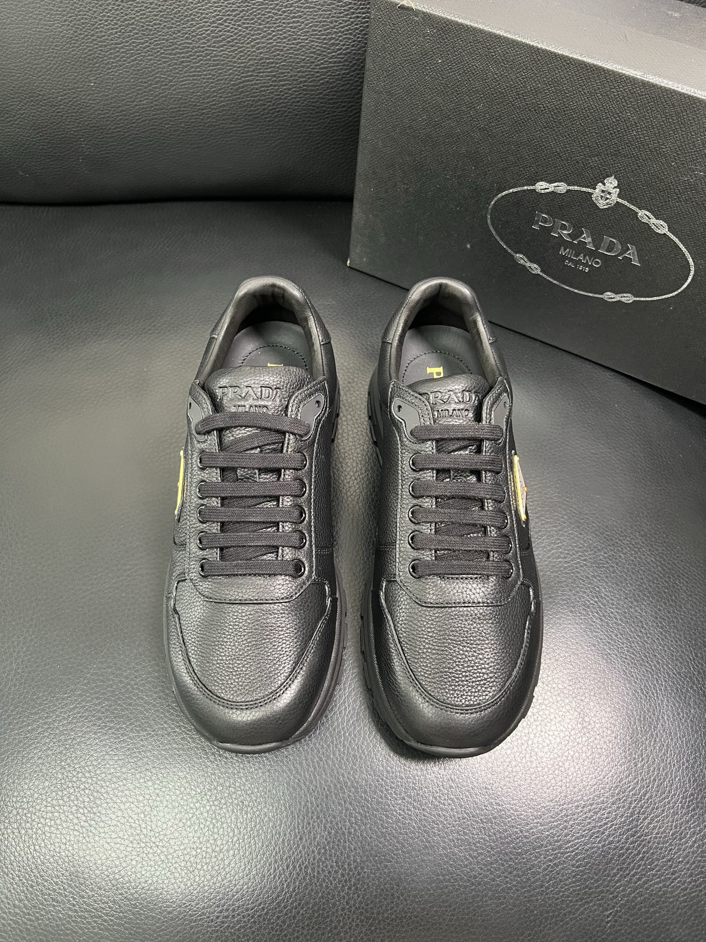 Prada 顶级工艺品，普拉达 专柜同步，原厂配置意大利进口牛皮面料，进口牛皮内里垫，透气舒适，鞋底：原