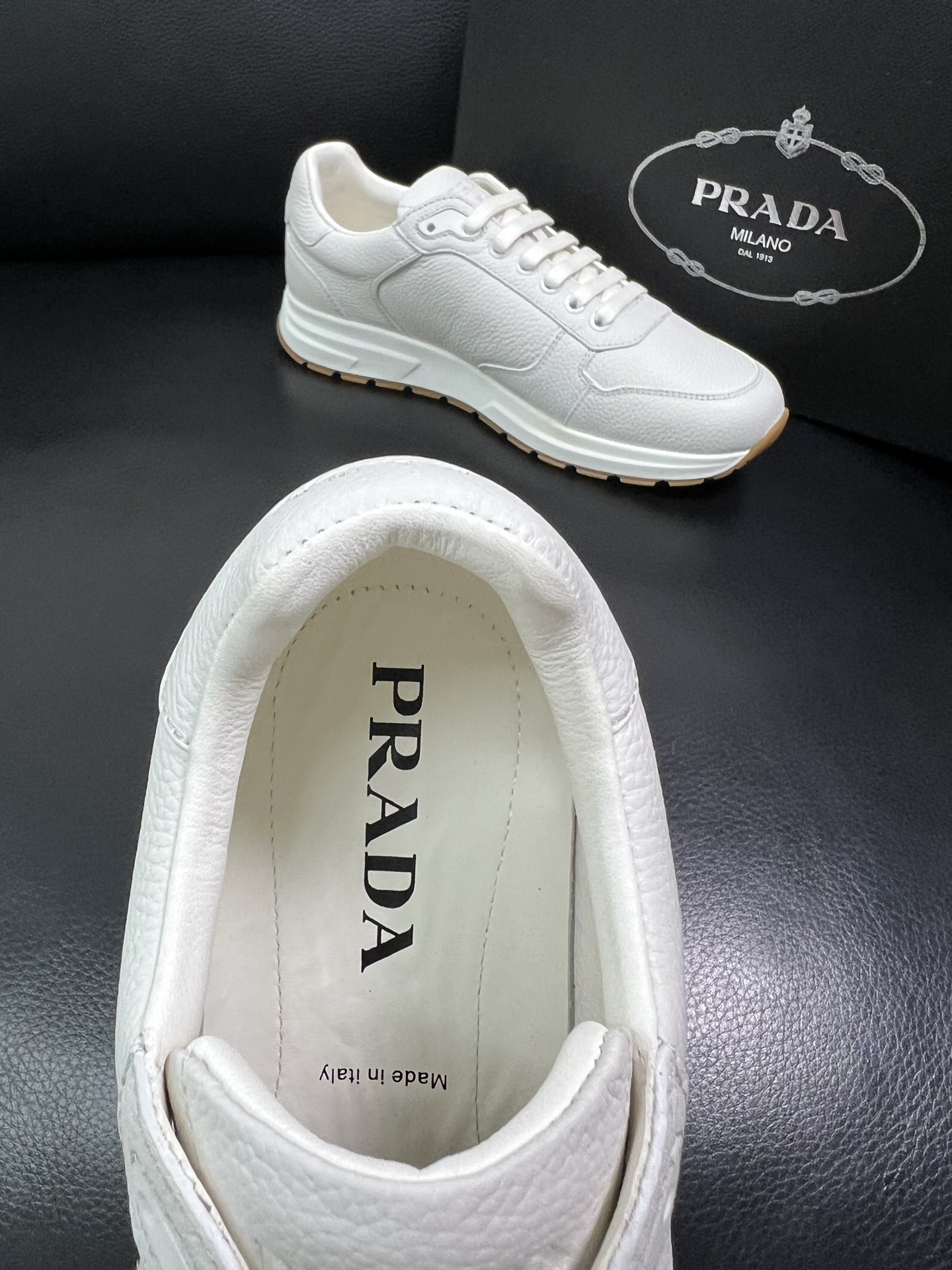 Prada 顶级工艺品，普拉达 专柜同步，原厂配置意大利进口牛皮面料，进口牛皮内里垫，透气舒适，鞋底：原