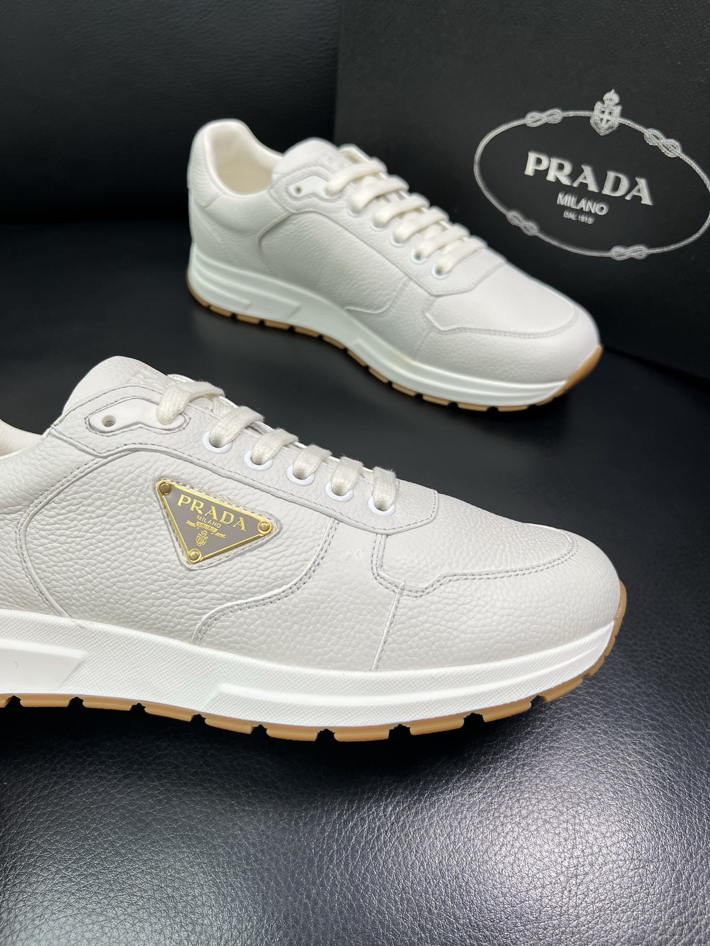 Prada 顶级工艺品，普拉达 专柜同步，原厂配置意大利进口牛皮面料，进口牛皮内里垫，透气舒适，鞋底：原
