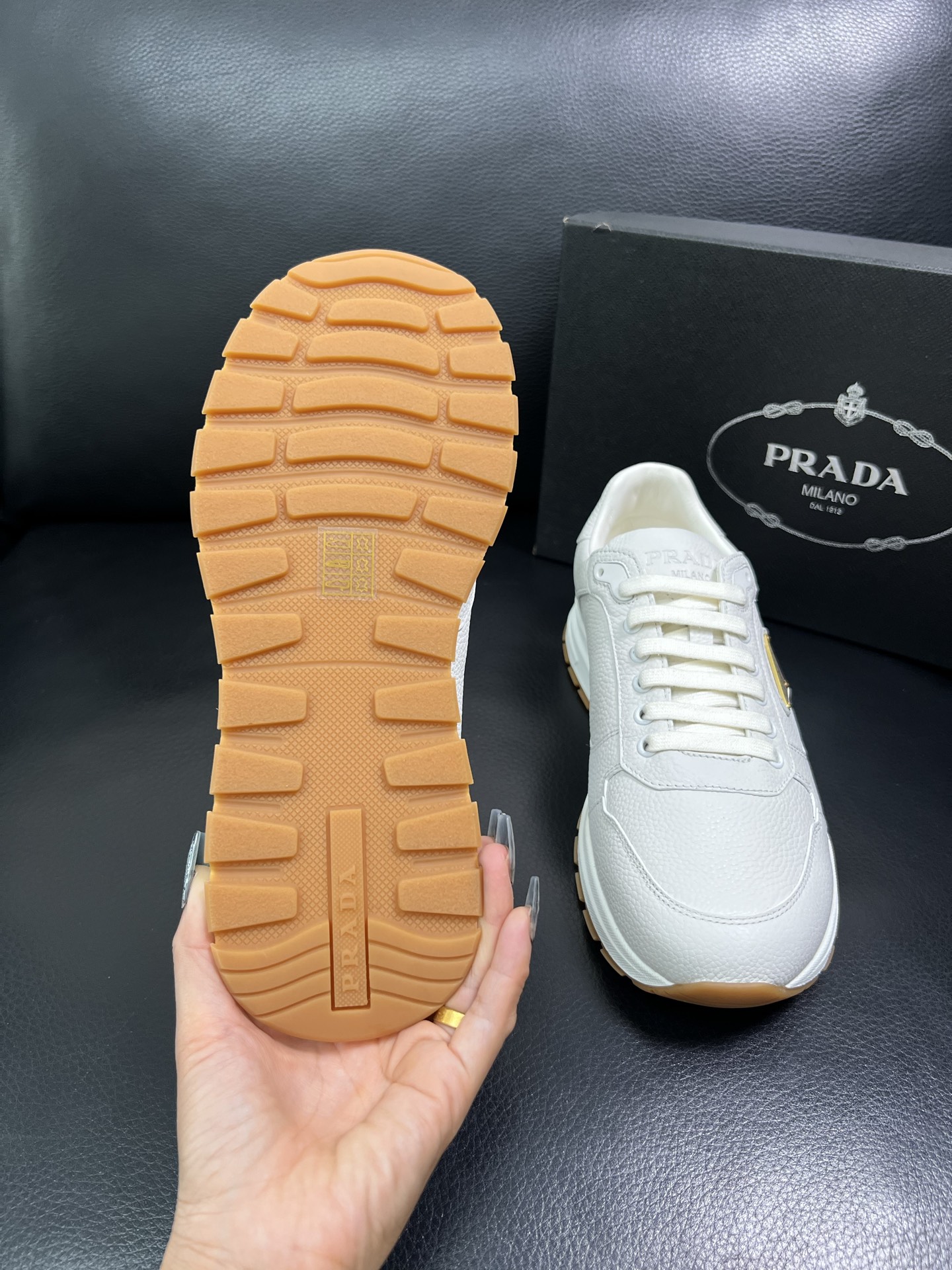 Prada 顶级工艺品，普拉达 专柜同步，原厂配置意大利进口牛皮面料，进口牛皮内里垫，透气舒适，鞋底：原
