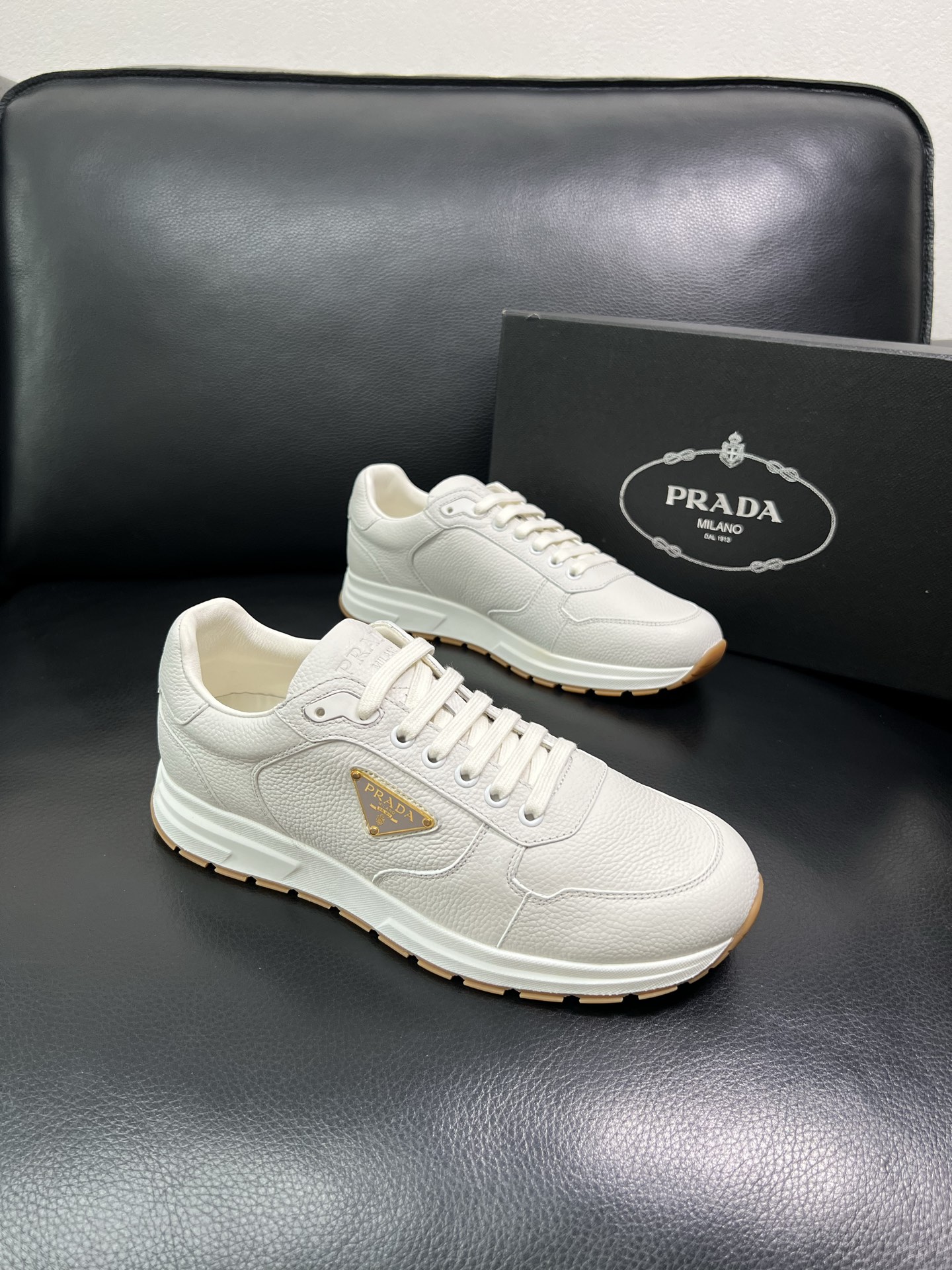 Prada 顶级工艺品，普拉达 专柜同步，原厂配置意大利进口牛皮面料，进口牛皮内里垫，透气舒适，鞋底：原