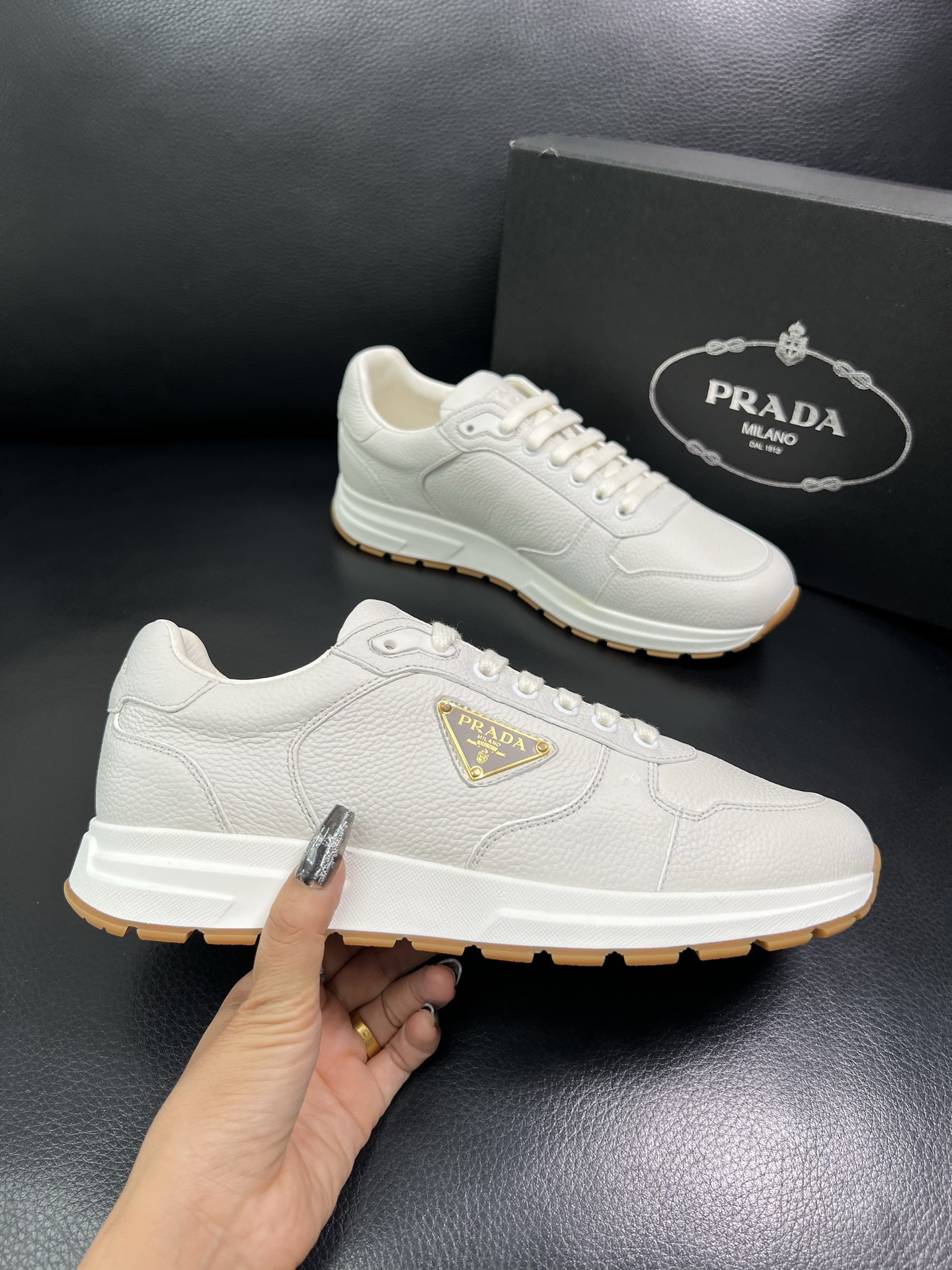 Prada 顶级工艺品，普拉达 专柜同步，原厂配置意大利进口牛皮面料，进口牛皮内里垫，透气舒适，鞋底：原