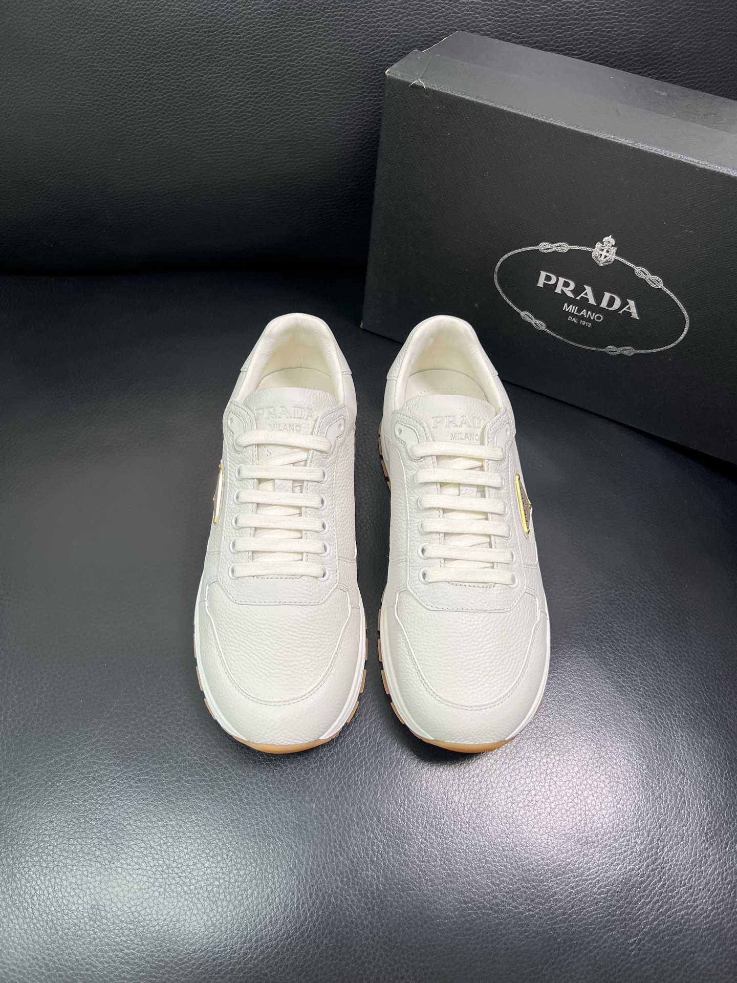 Prada 顶级工艺品，普拉达 专柜同步，原厂配置意大利进口牛皮面料，进口牛皮内里垫，透气舒适，鞋底：原