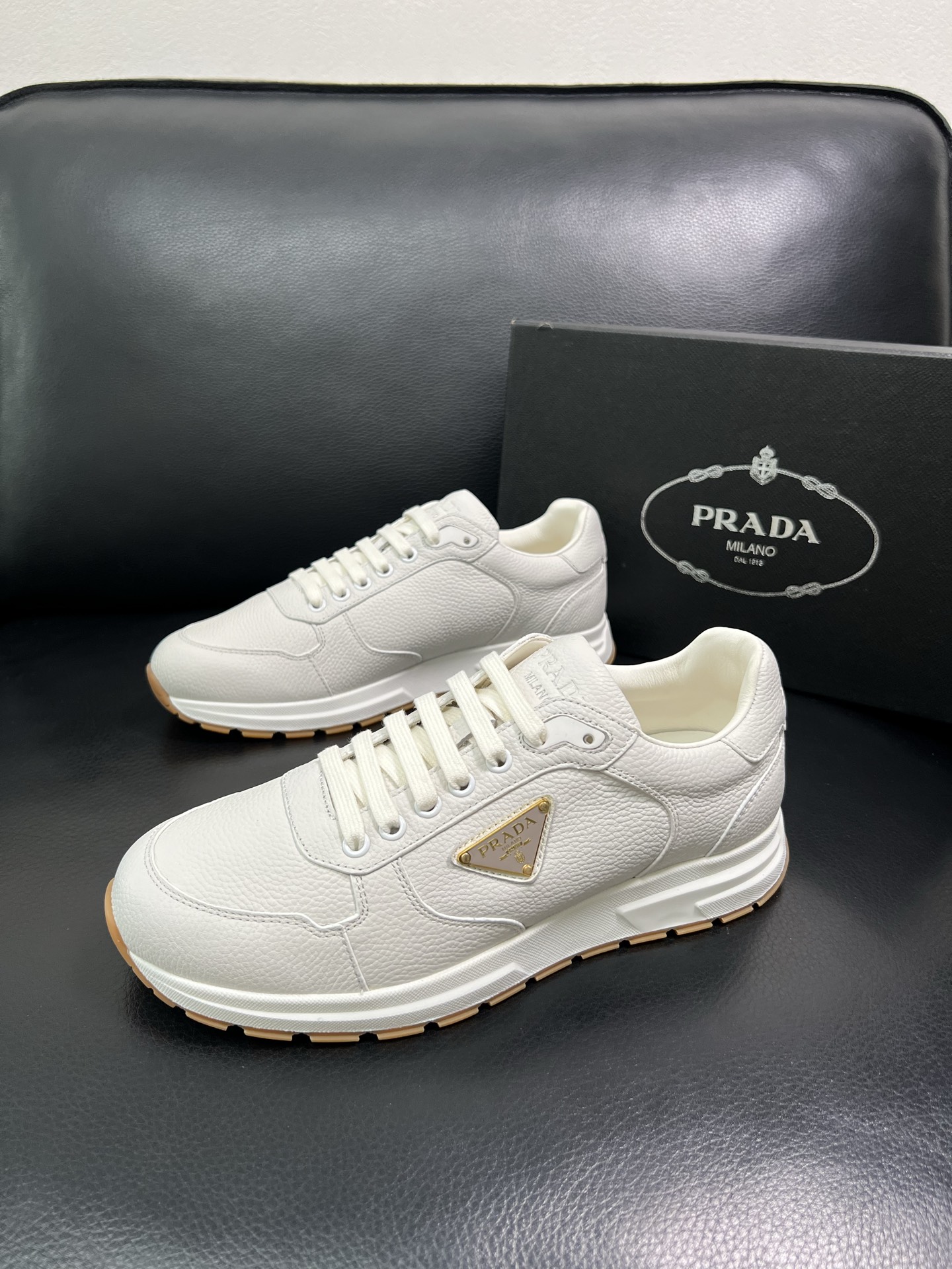 Prada 顶级工艺品，普拉达 专柜同步，原厂配置意大利进口牛皮面料，进口牛皮内里垫，透气舒适，鞋底：原