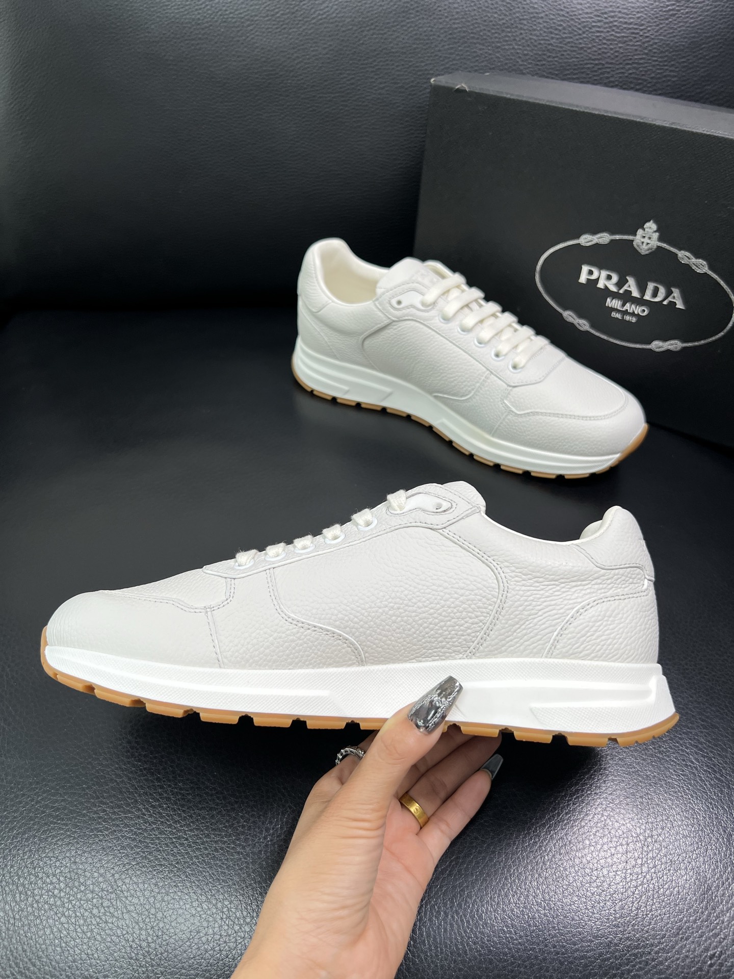 Prada 顶级工艺品，普拉达 专柜同步，原厂配置意大利进口牛皮面料，进口牛皮内里垫，透气舒适，鞋底：原