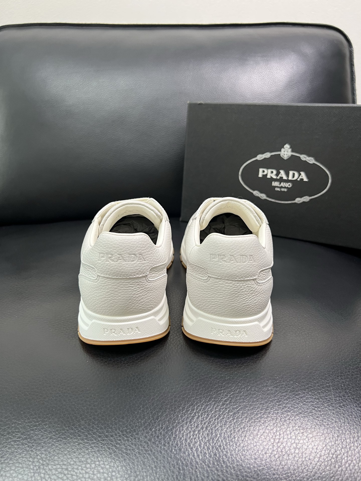 Prada 顶级工艺品，普拉达 专柜同步，原厂配置意大利进口牛皮面料，进口牛皮内里垫，透气舒适，鞋底：原