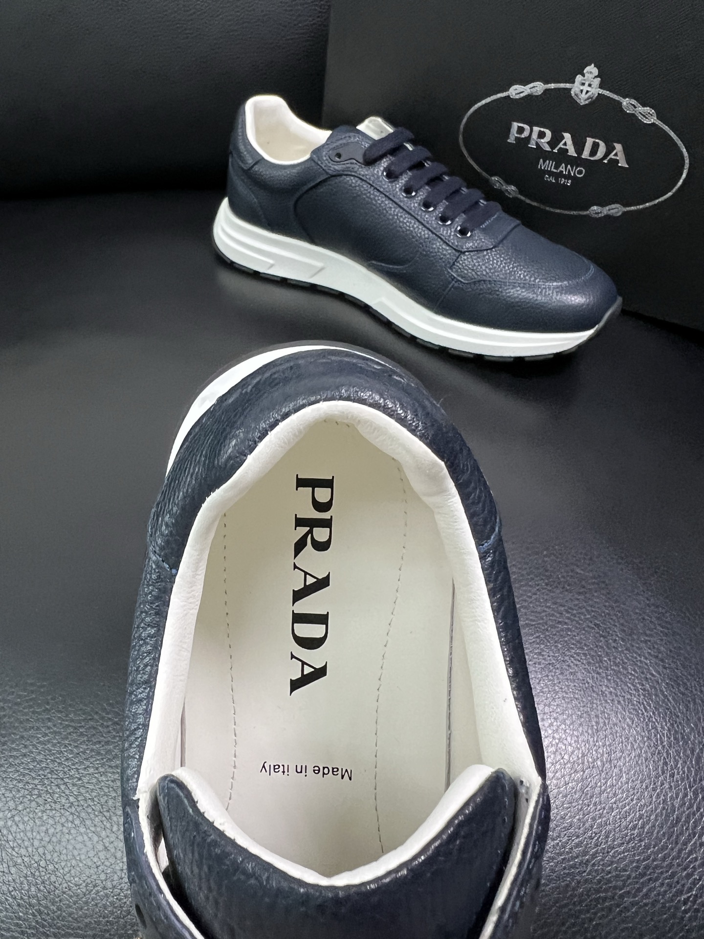 Prada 顶级工艺品，普拉达 专柜同步，原厂配置意大利进口牛皮面料，进口牛皮内里垫，透气舒适，鞋底：原