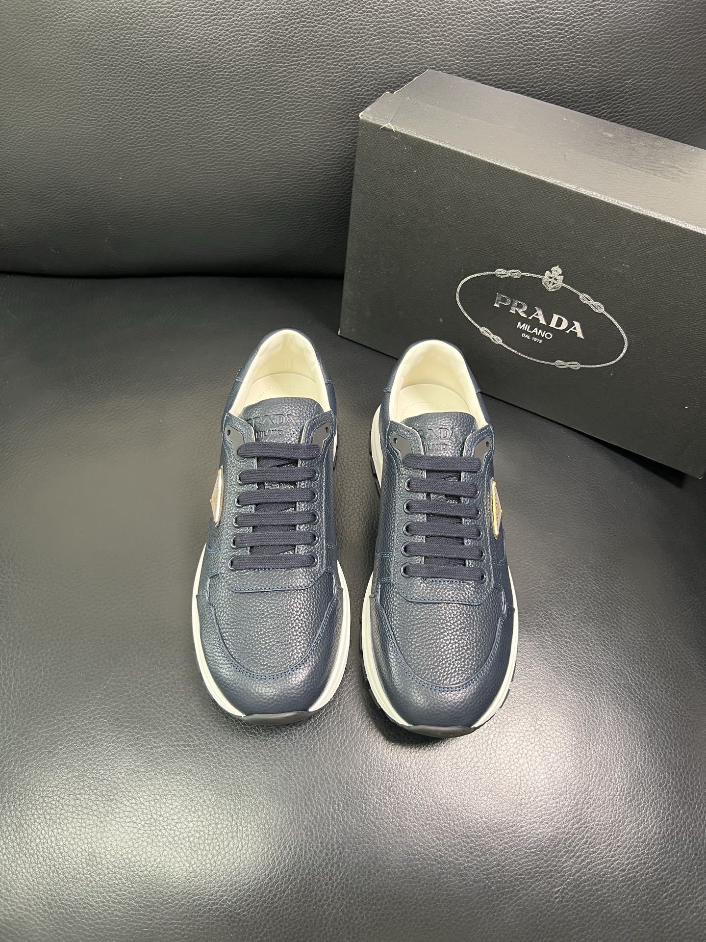 Prada 顶级工艺品，普拉达 专柜同步，原厂配置意大利进口牛皮面料，进口牛皮内里垫，透气舒适，鞋底：原