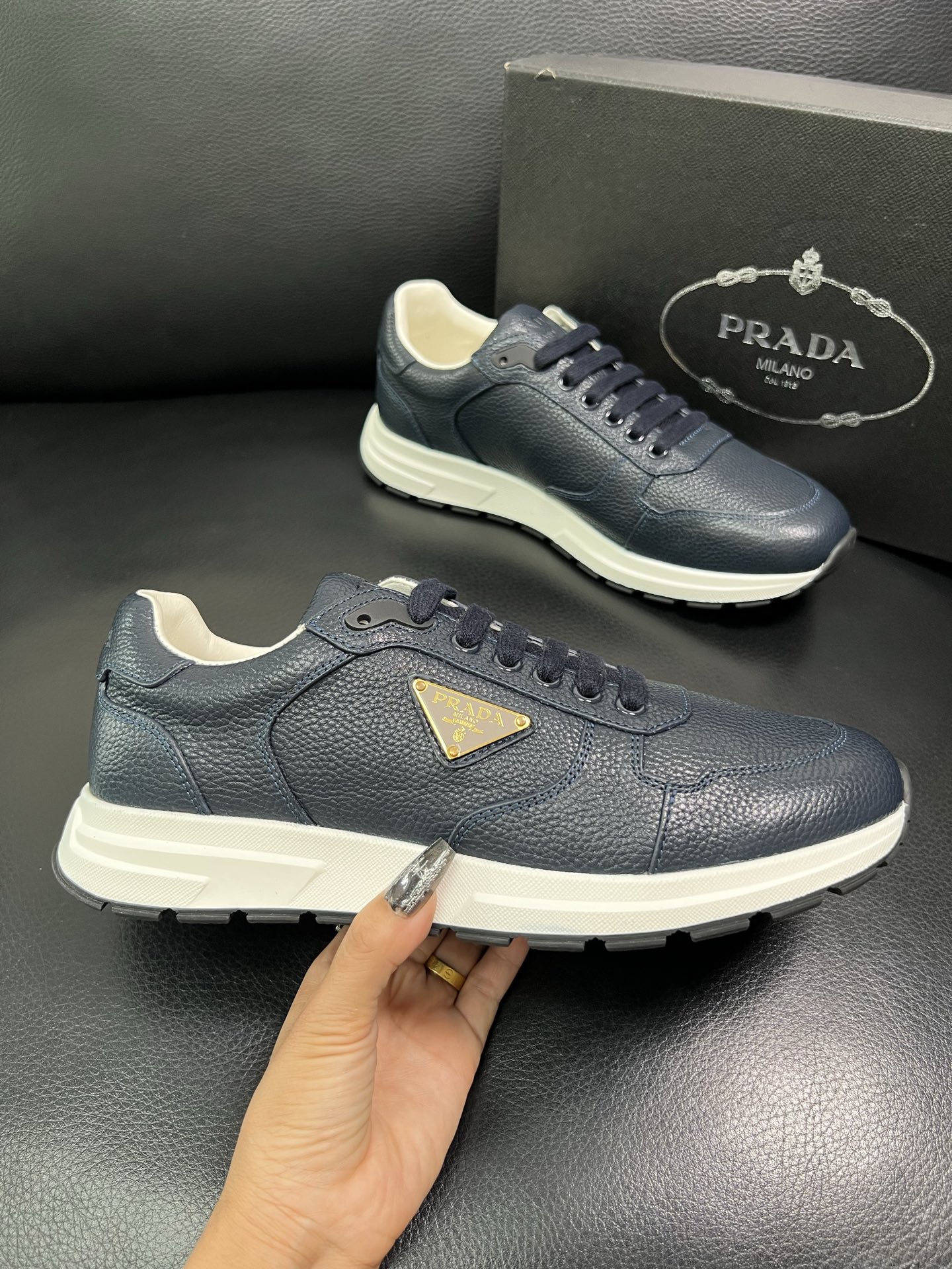 Prada 顶级工艺品，普拉达 专柜同步，原厂配置意大利进口牛皮面料，进口牛皮内里垫，透气舒适，鞋底：原