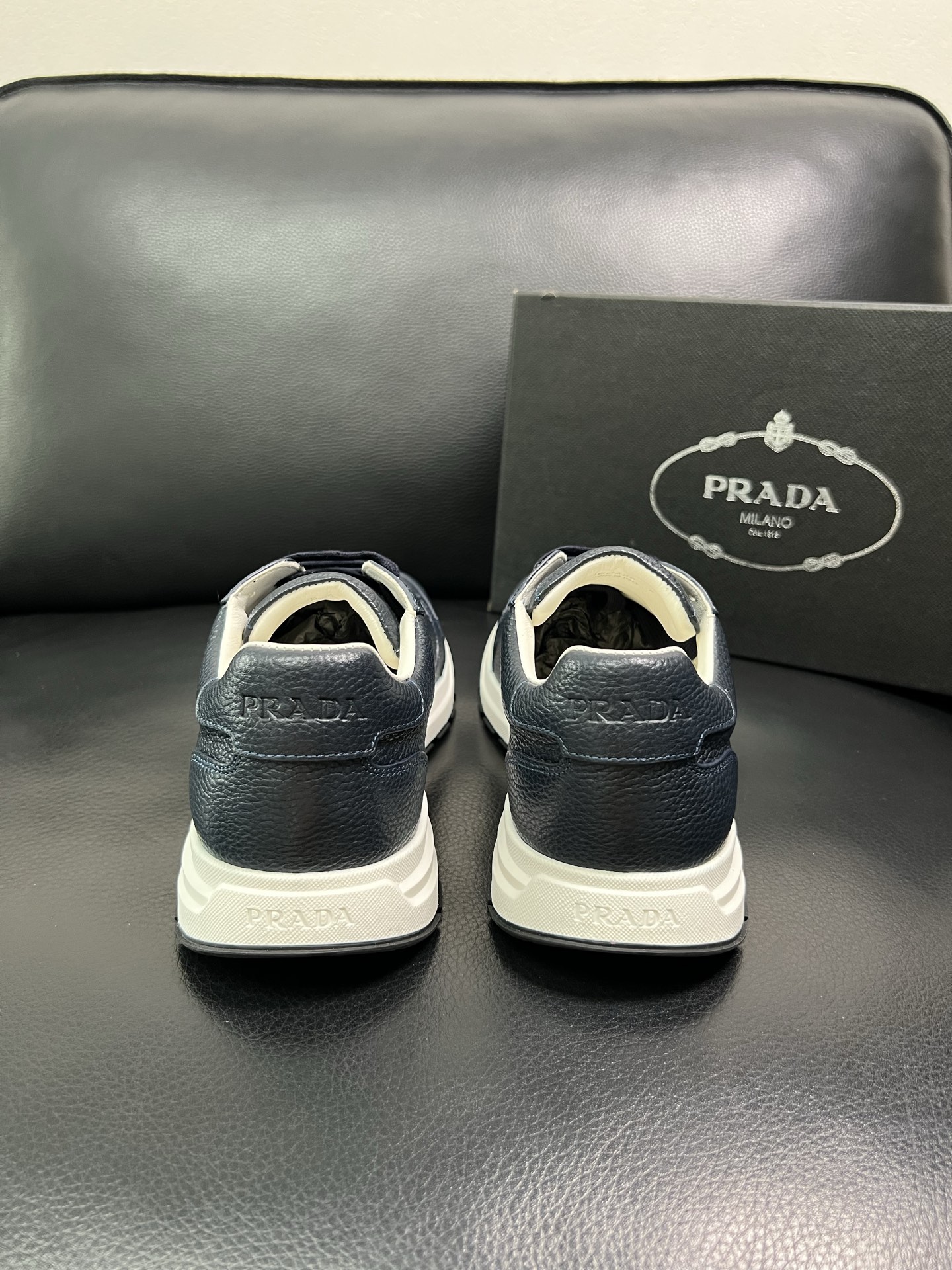 Prada 顶级工艺品，普拉达 专柜同步，原厂配置意大利进口牛皮面料，进口牛皮内里垫，透气舒适，鞋底：原