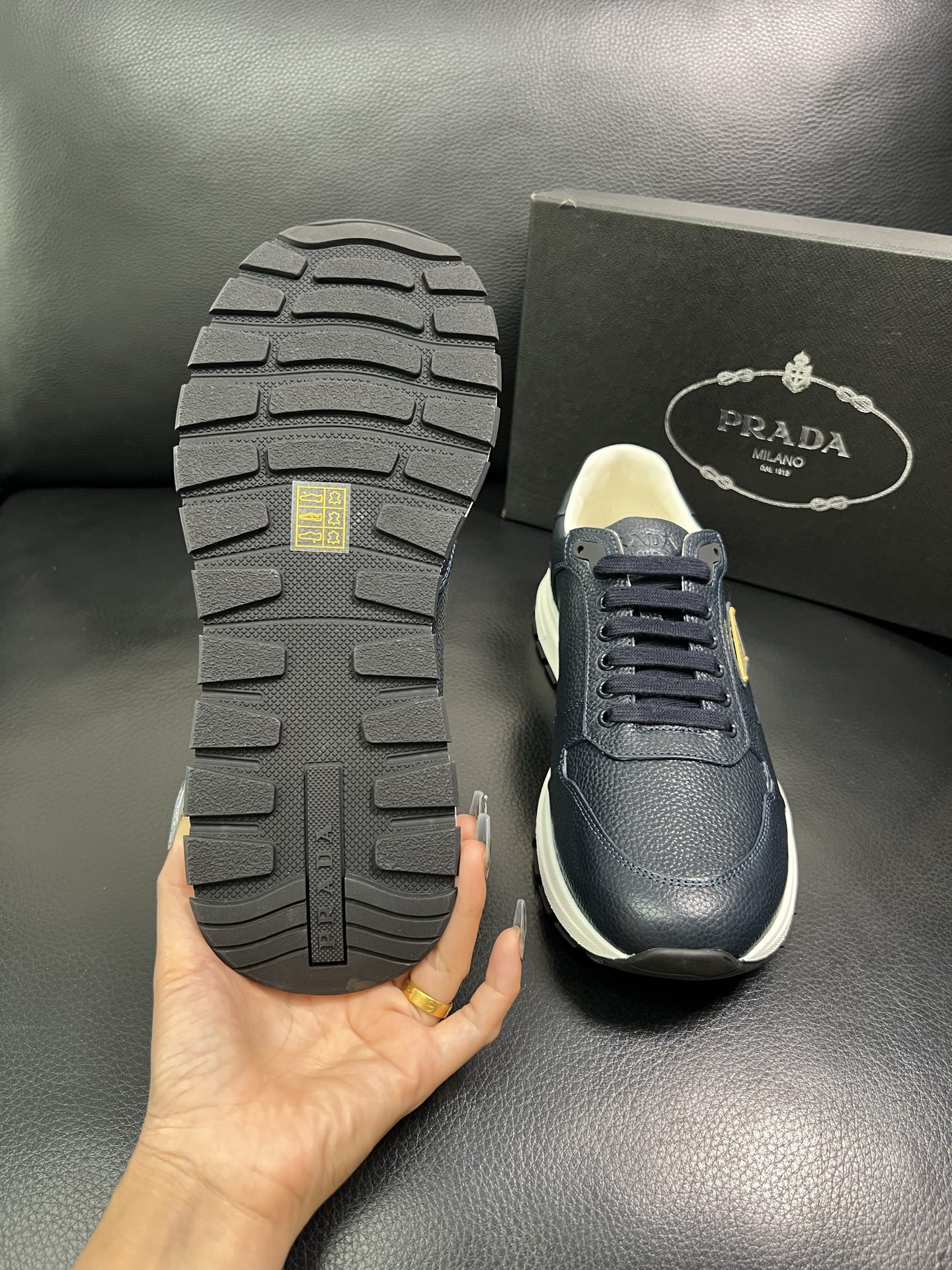 Prada 顶级工艺品，普拉达 专柜同步，原厂配置意大利进口牛皮面料，进口牛皮内里垫，透气舒适，鞋底：原