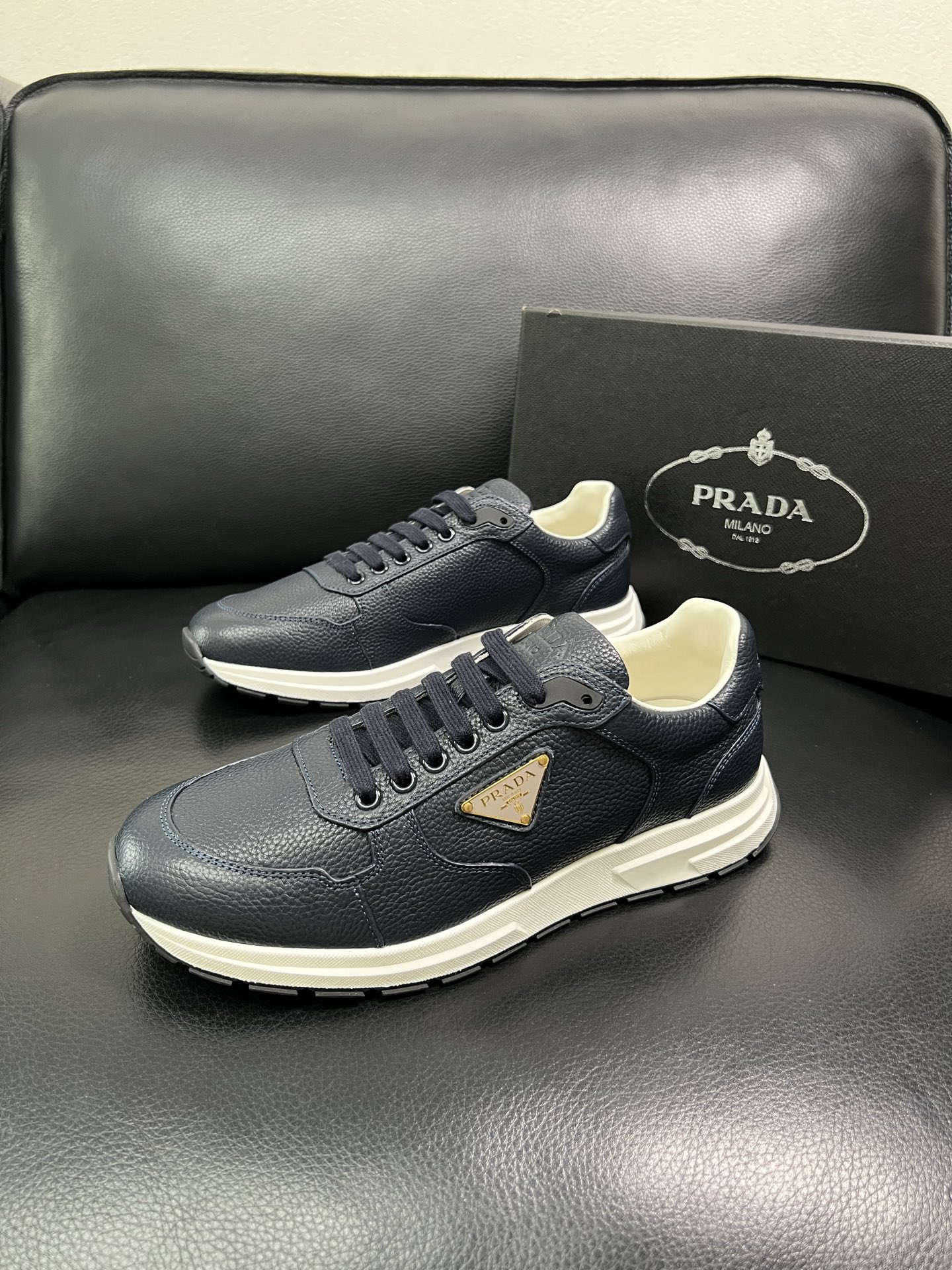 Prada 顶级工艺品，普拉达 专柜同步，原厂配置意大利进口牛皮面料，进口牛皮内里垫，透气舒适，鞋底：原