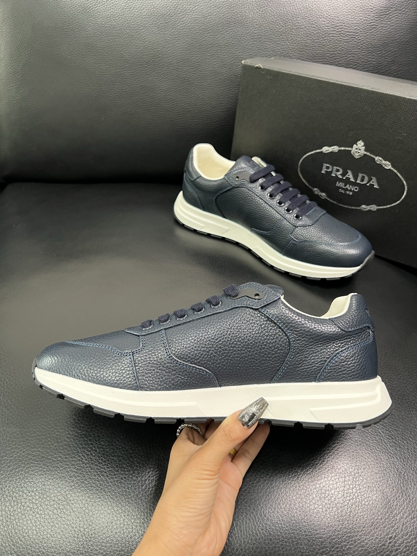 Prada 顶级工艺品，普拉达 专柜同步，原厂配置意大利进口牛皮面料，进口牛皮内里垫，透气舒适，鞋底：原