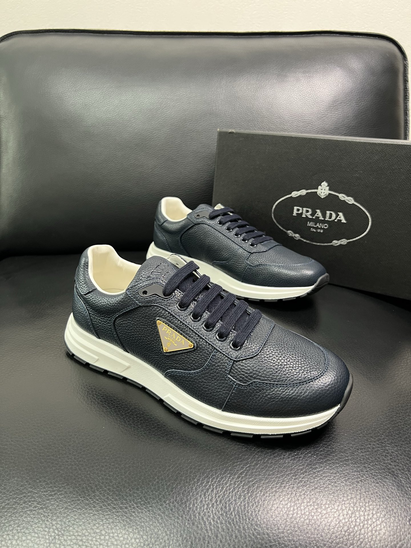 Prada 顶级工艺品，普拉达 专柜同步，原厂配置意大利进口牛皮面料，进口牛皮内里垫，透气舒适，鞋底：原