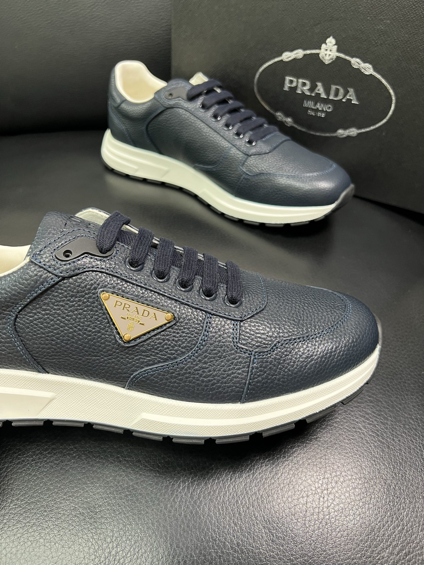 Prada 顶级工艺品，普拉达 专柜同步，原厂配置意大利进口牛皮面料，进口牛皮内里垫，透气舒适，鞋底：原