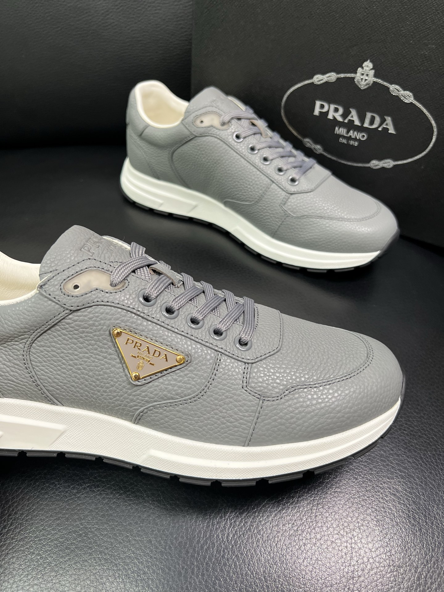 Prada 顶级工艺品，普拉达 专柜同步，原厂配置意大利进口牛皮面料，进口牛皮内里垫，透气舒适，鞋底：原