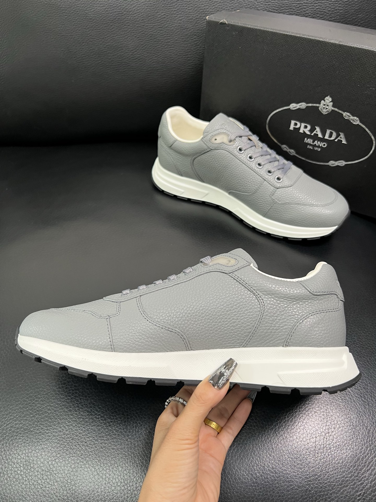 Prada 顶级工艺品，普拉达 专柜同步，原厂配置意大利进口牛皮面料，进口牛皮内里垫，透气舒适，鞋底：原