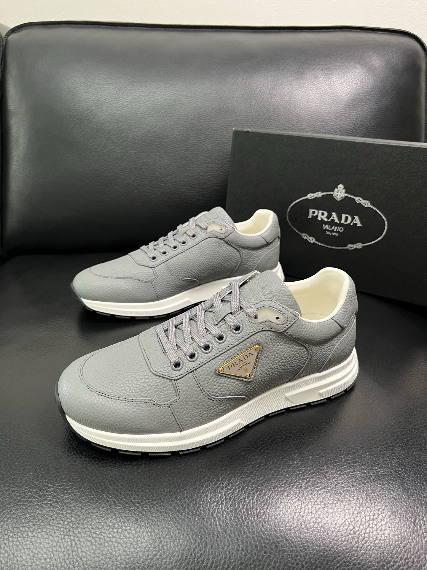 Prada 顶级工艺品，普拉达 专柜同步，原厂配置意大利进口牛皮面料，进口牛皮内里垫，透气舒适，鞋底：原